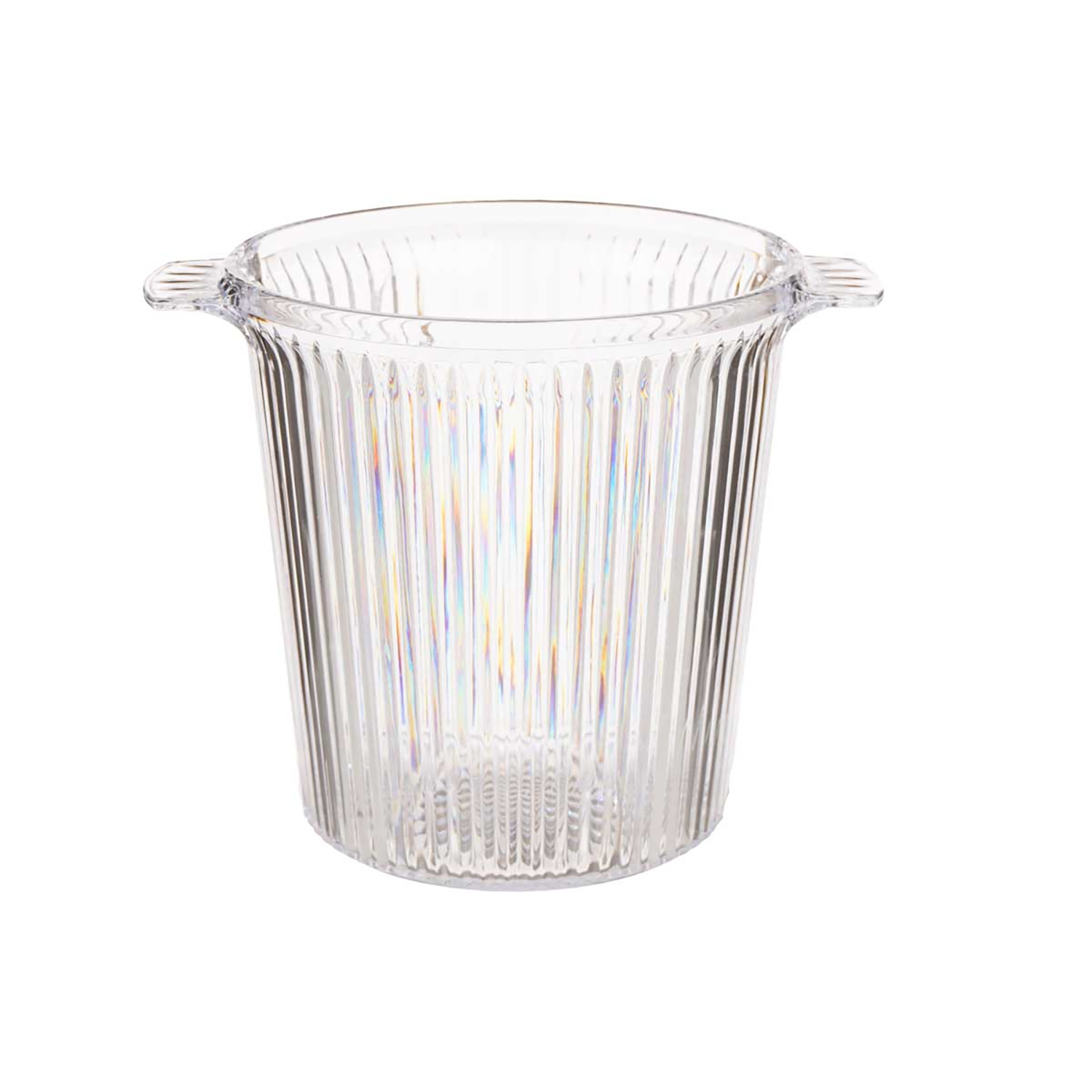 Un secchiello per il ghiaccio in plastica trasparente e scanalata con due manici. Il secchiello è vuoto e su sfondo bianco.