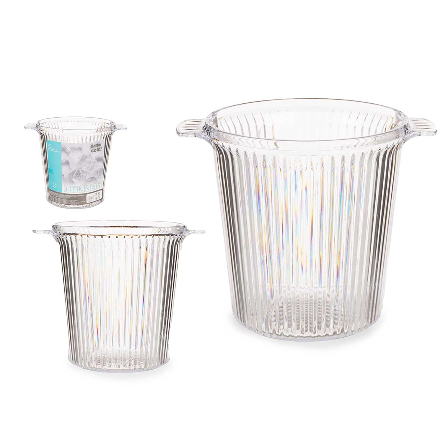 Tre secchielli per il ghiaccio in plastica trasparente con manici. Uno piccolo, due più grandi. Linee verticali sui lati. Sfondo bianco.