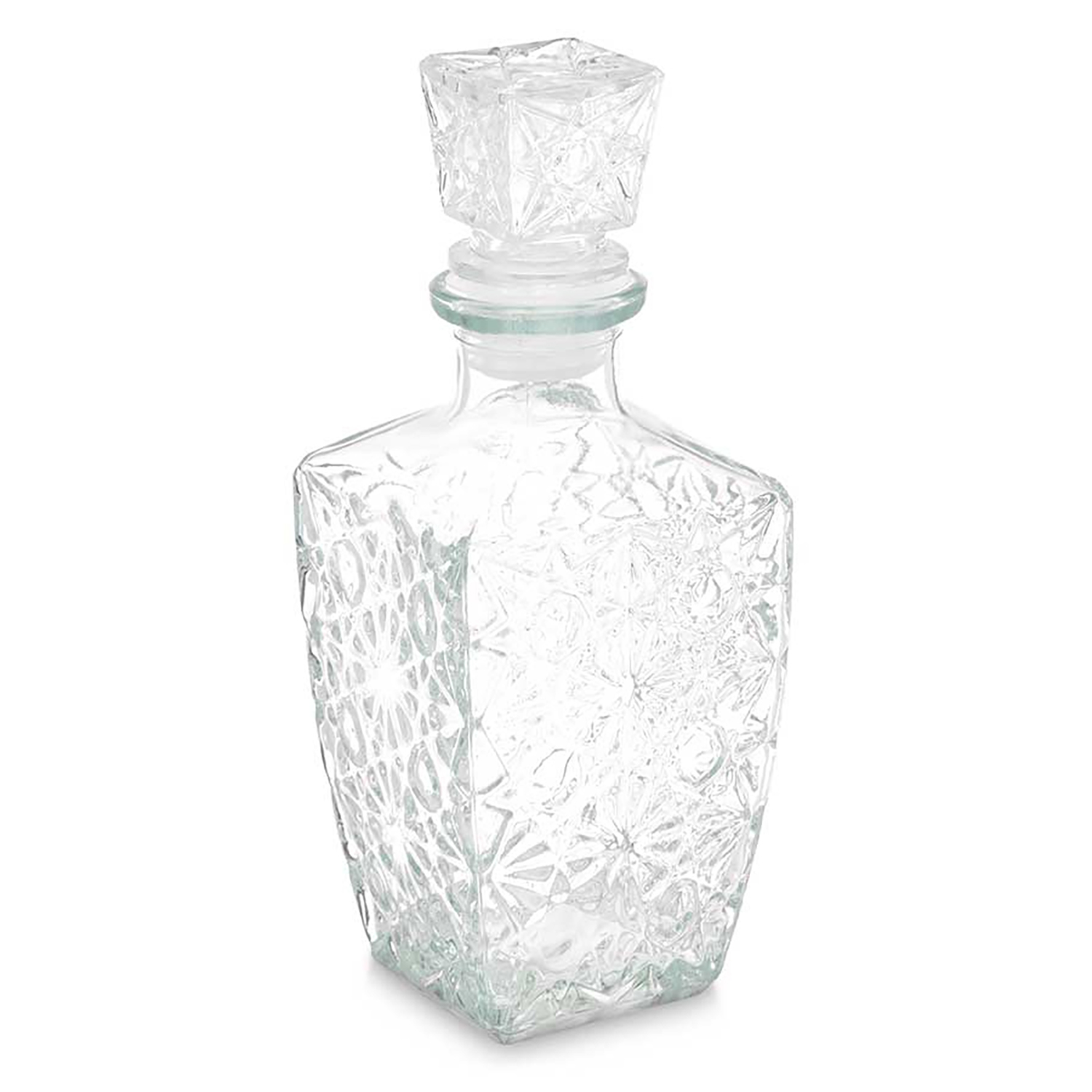 Una jarra de vidrio transparente y decorativa con base cuadrada y tapón. El vidrio tiene un patrón grabado.