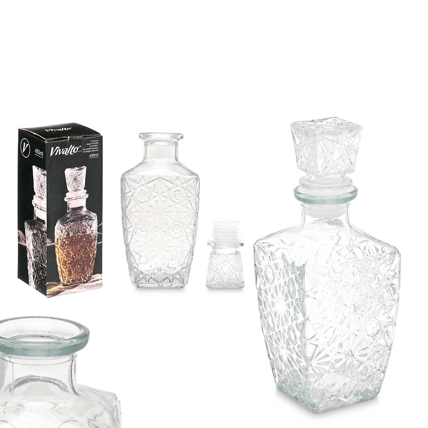Se exhiben varias botellas pequeñas y decantadores de vidrio transparente, junto con una caja. Los decantadores están vacíos, con patrones decorativos.