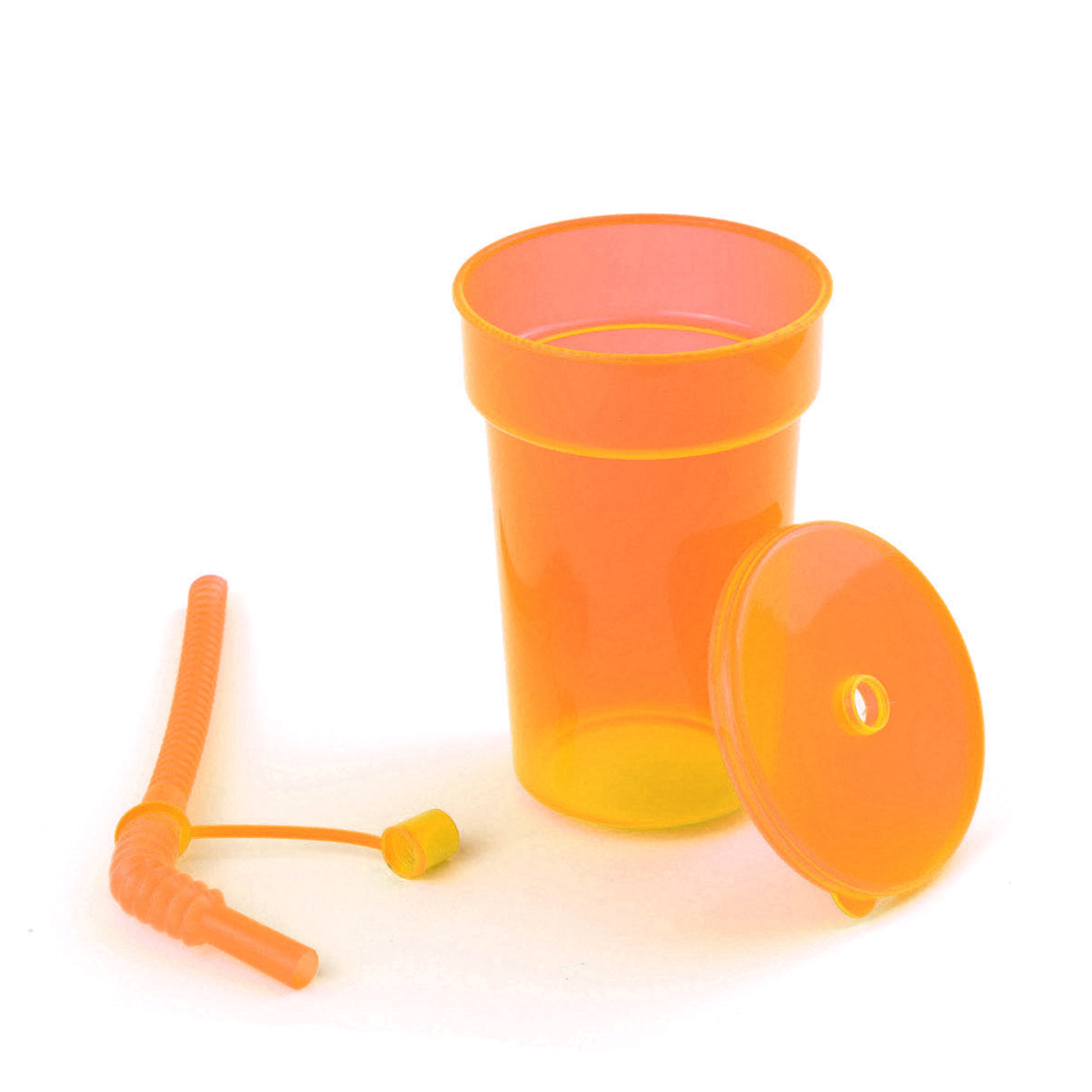 Un bicchiere di plastica arancione con coperchio e cannuccia. Il coperchio è di lato. La cannuccia è accanto al bicchiere. Sfondo bianco.