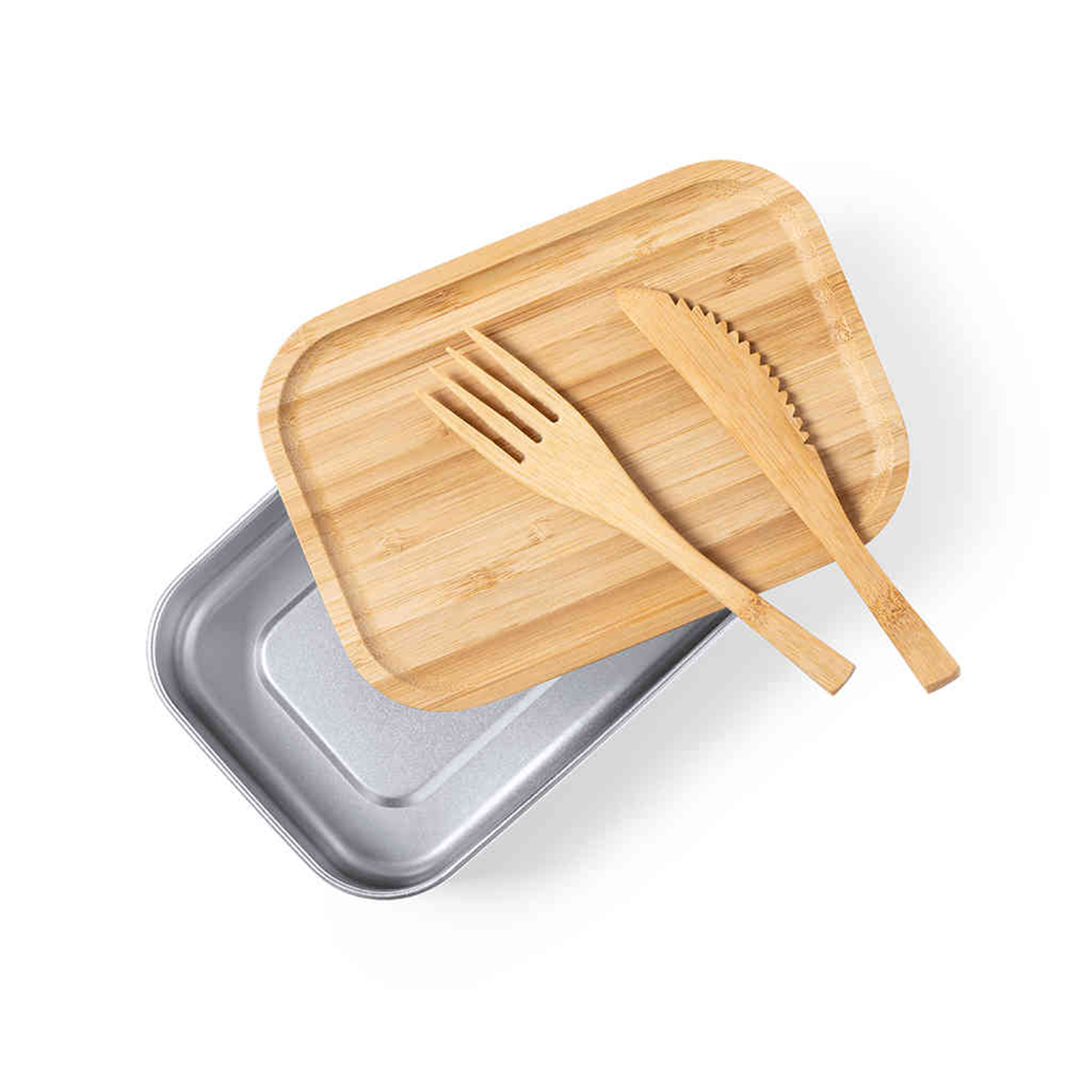 Una fiambrera de madera con tapa, tenedor y cuchillo de madera. La fiambrera es de metal.