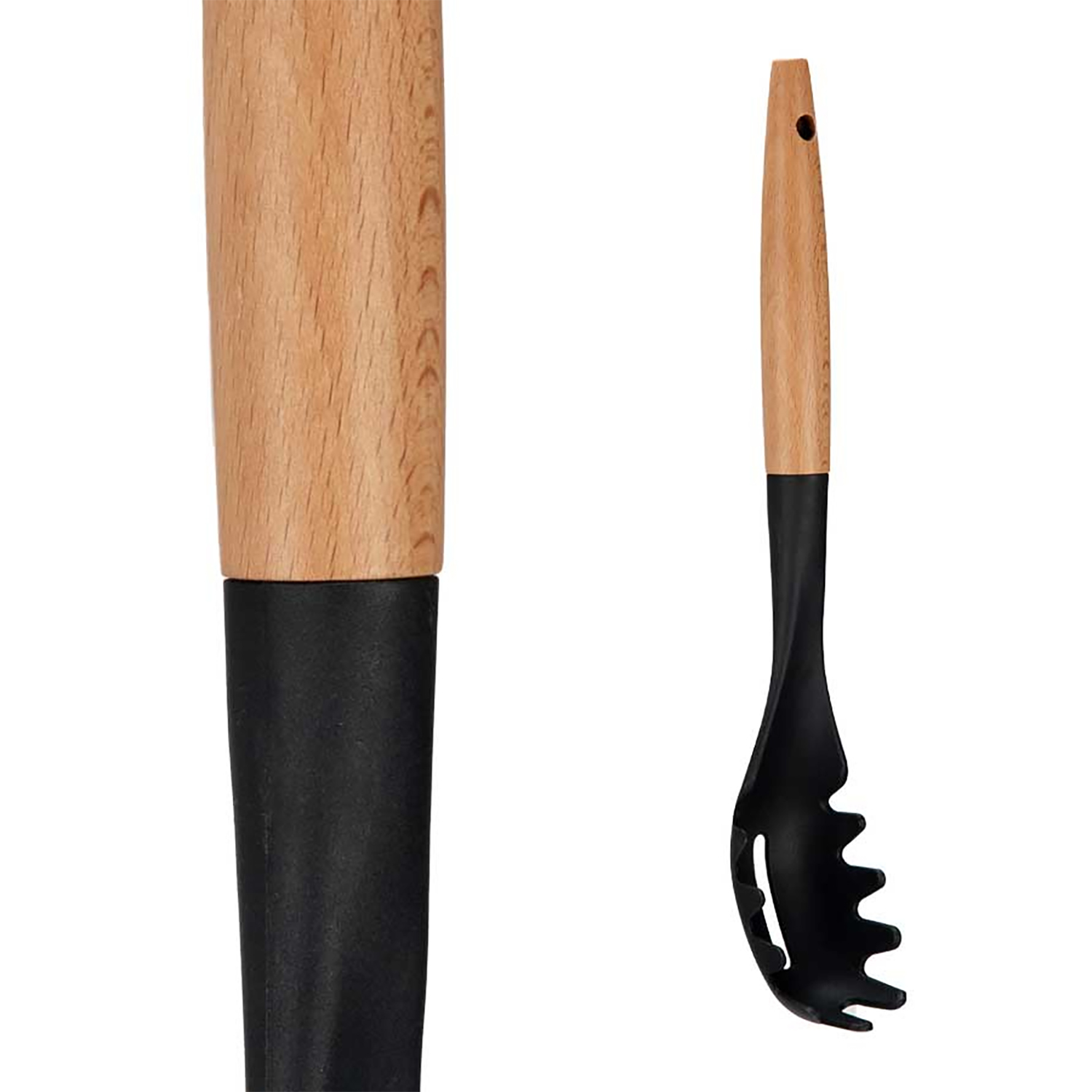Ein Spaghettiserver mit Holzgriff. Der Server hat einen schwarzen Kunststoffkopf und einen Holzgriff mit einem Loch oben am Griff.