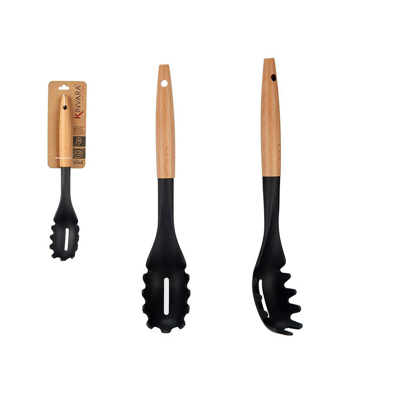 Drei schwarze und Holz-Nudellöffel. Einer ist mit Markennamen verpackt. Holzgriffe mit Loch. Schwarze Löffelköpfe zum Nudeln schöpfen.
