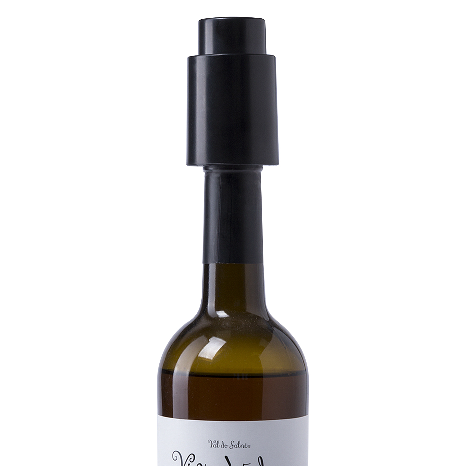 Una bottiglia di vino con tappo nero. La bottiglia è verde, con etichetta bianca. Lo sfondo è bianco.