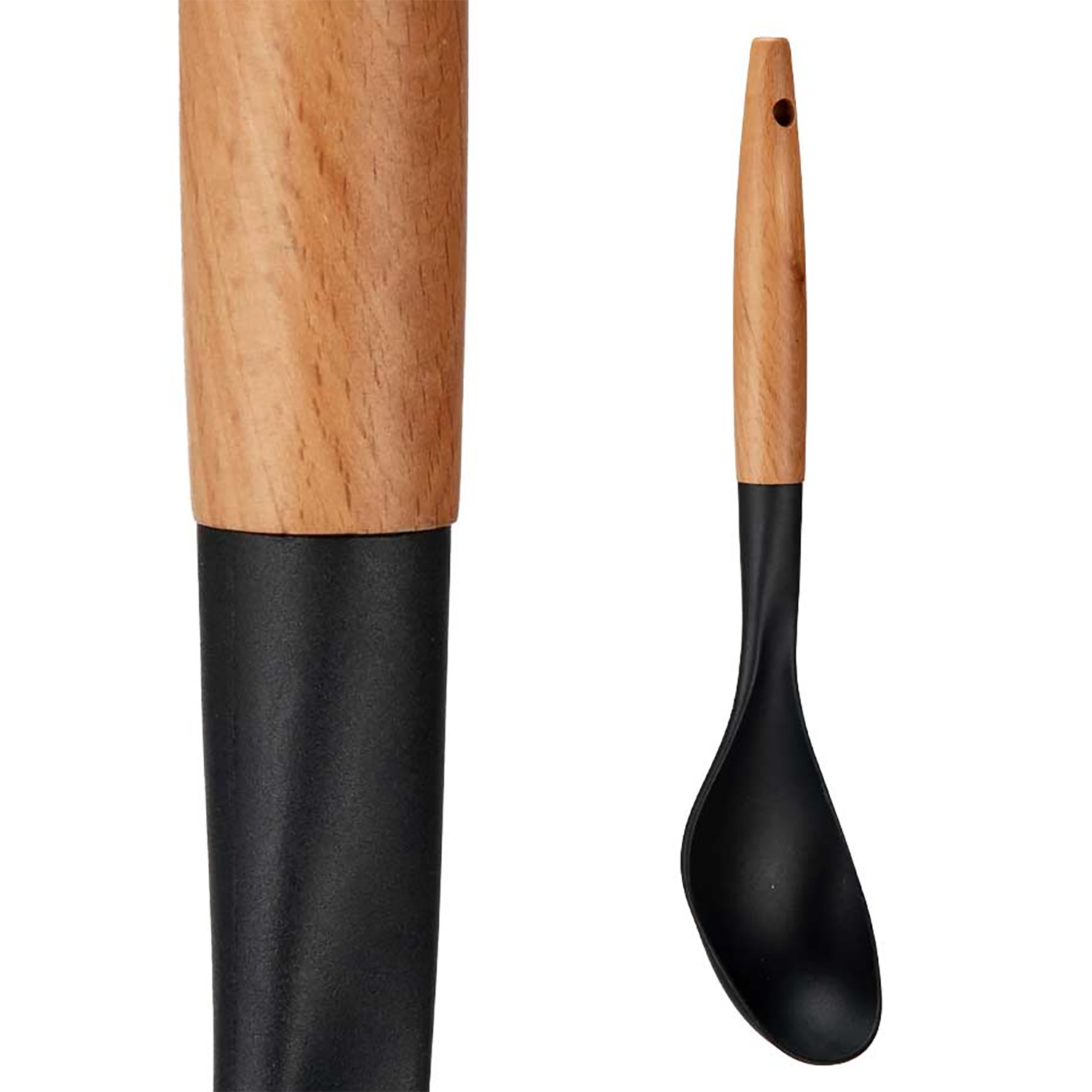 Ein Holzlöffel mit einer schwarzen Schüssel liegt neben einem Holzgriff. Der Löffel ist schwarz. Der Griff hat eine Holzspitze und einen schwarzen Sockel.