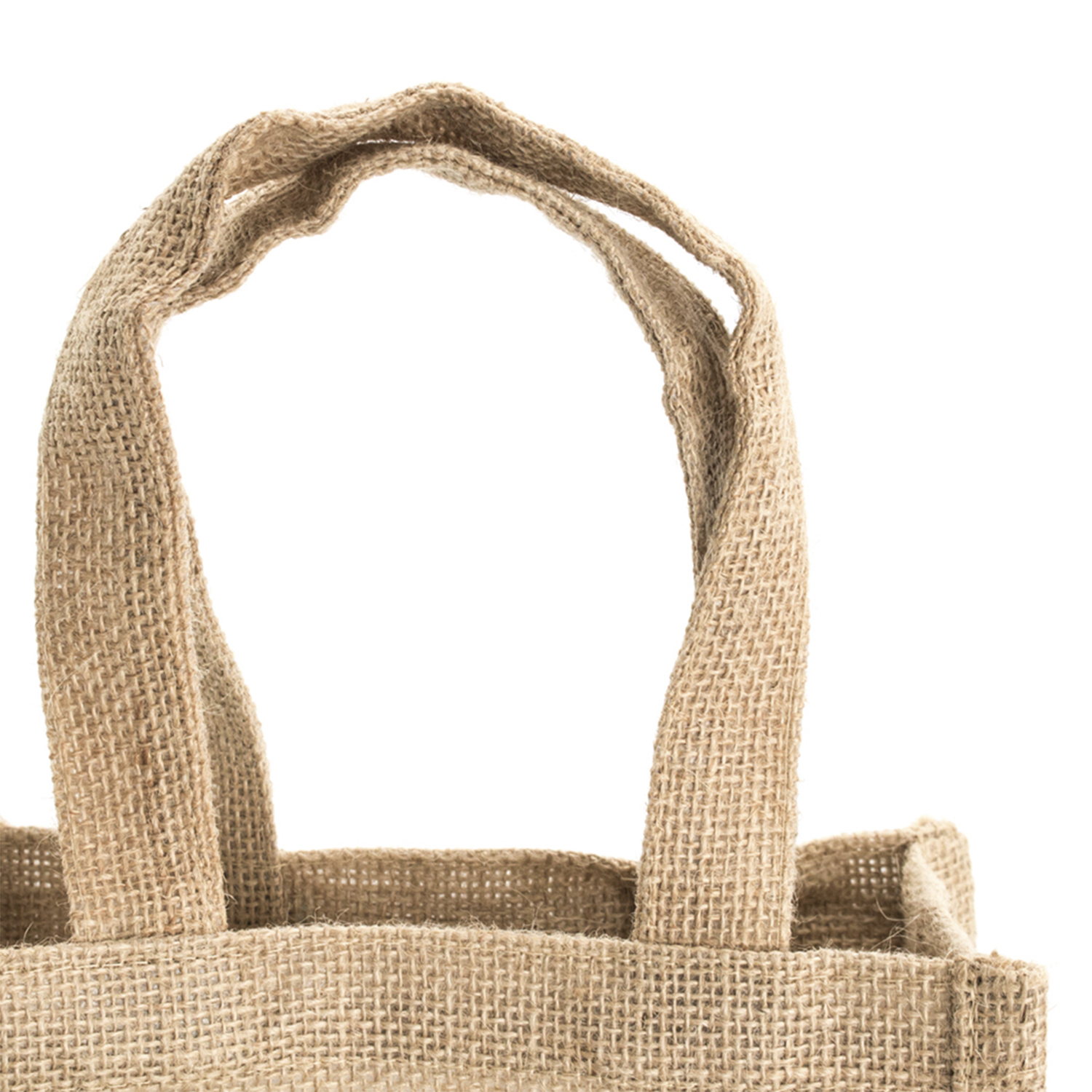 Primo piano di una borsa di juta. La borsa è beige, con un'ampia maniglia che si incurva sulla parte superiore. Lo sfondo è bianco.