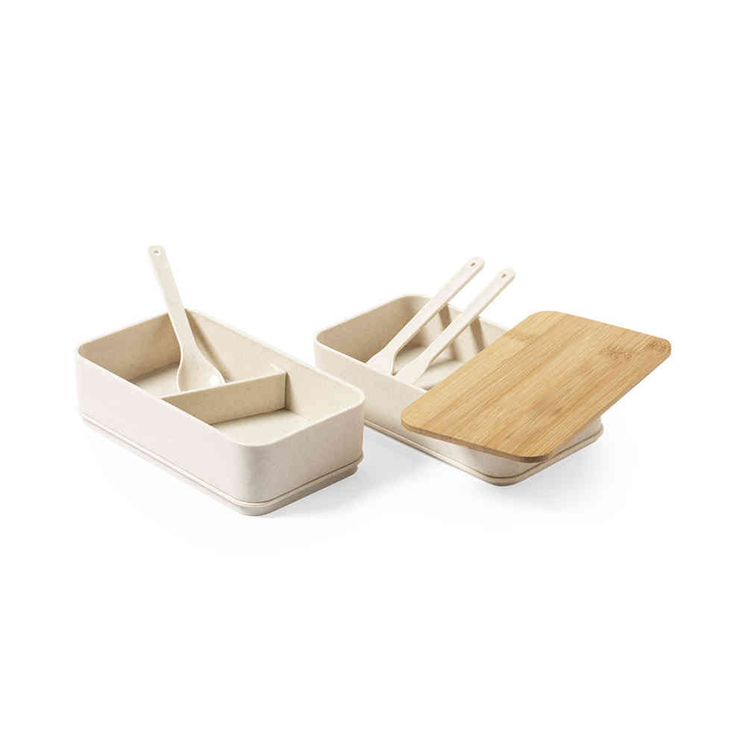 Due portapranzo beige con cucchiai e coperchio in legno, su sfondo bianco. Una scatola è aperta, l'altra ha il coperchio.