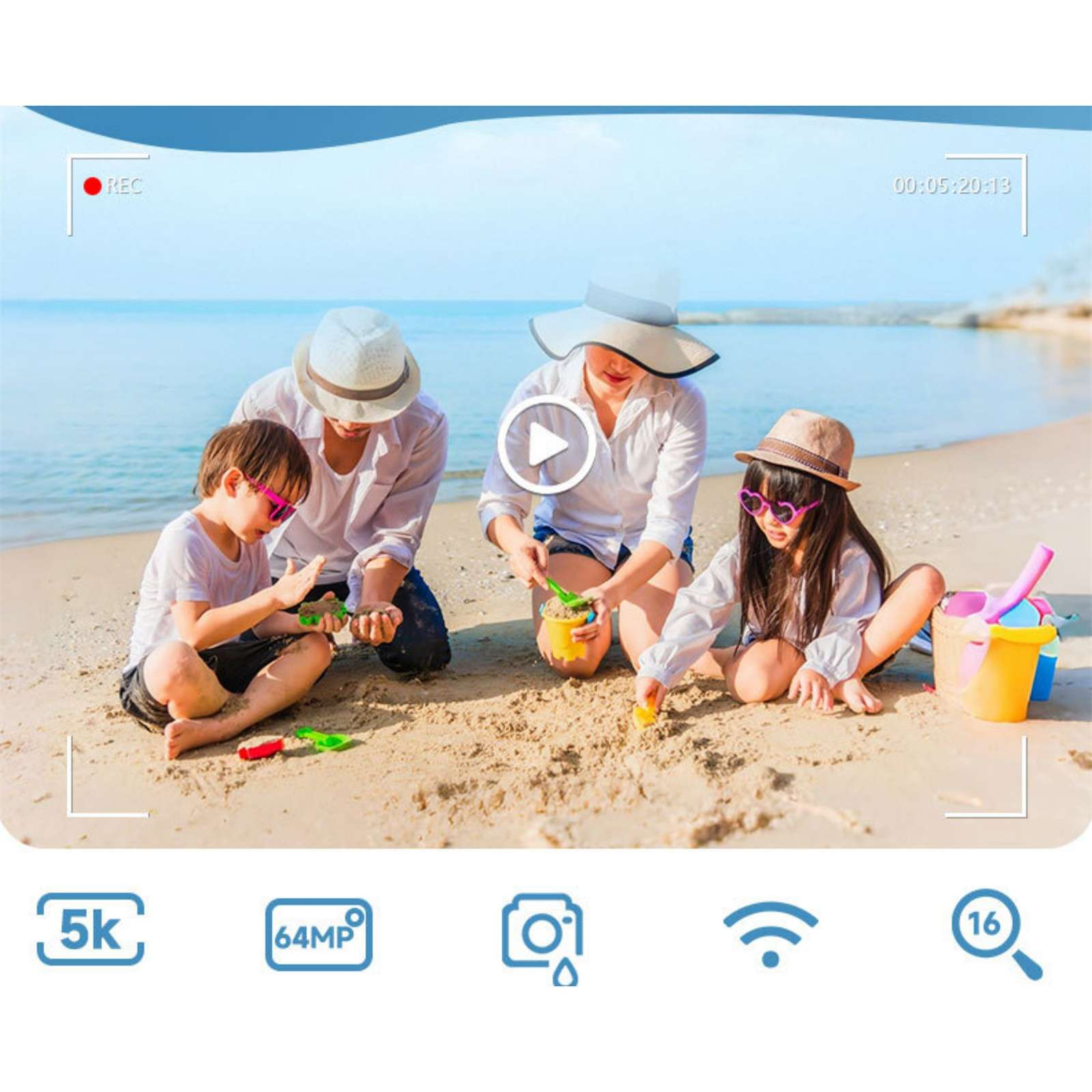 Familie am Strand spielt mit Sand. Zwei Erwachsene und zwei Kinder. Blaues Meer im Hintergrund. Aufnahme-Symbol oben links.