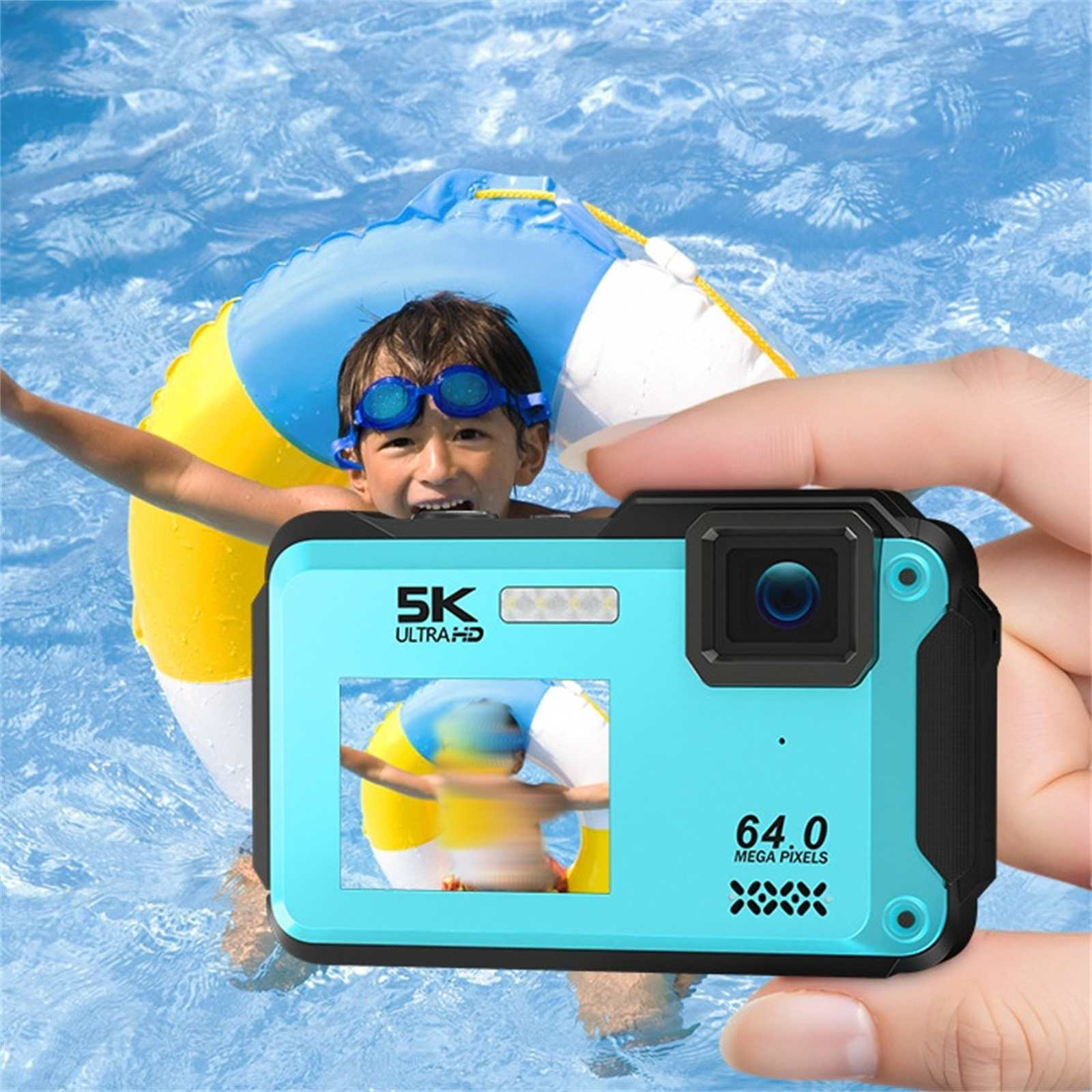 Ein Kind mit Brille schwimmt im Wasser auf einem gelb-blauen Ring. Eine Hand hält eine türkisblaue Kamera, die die Szene einfängt.
