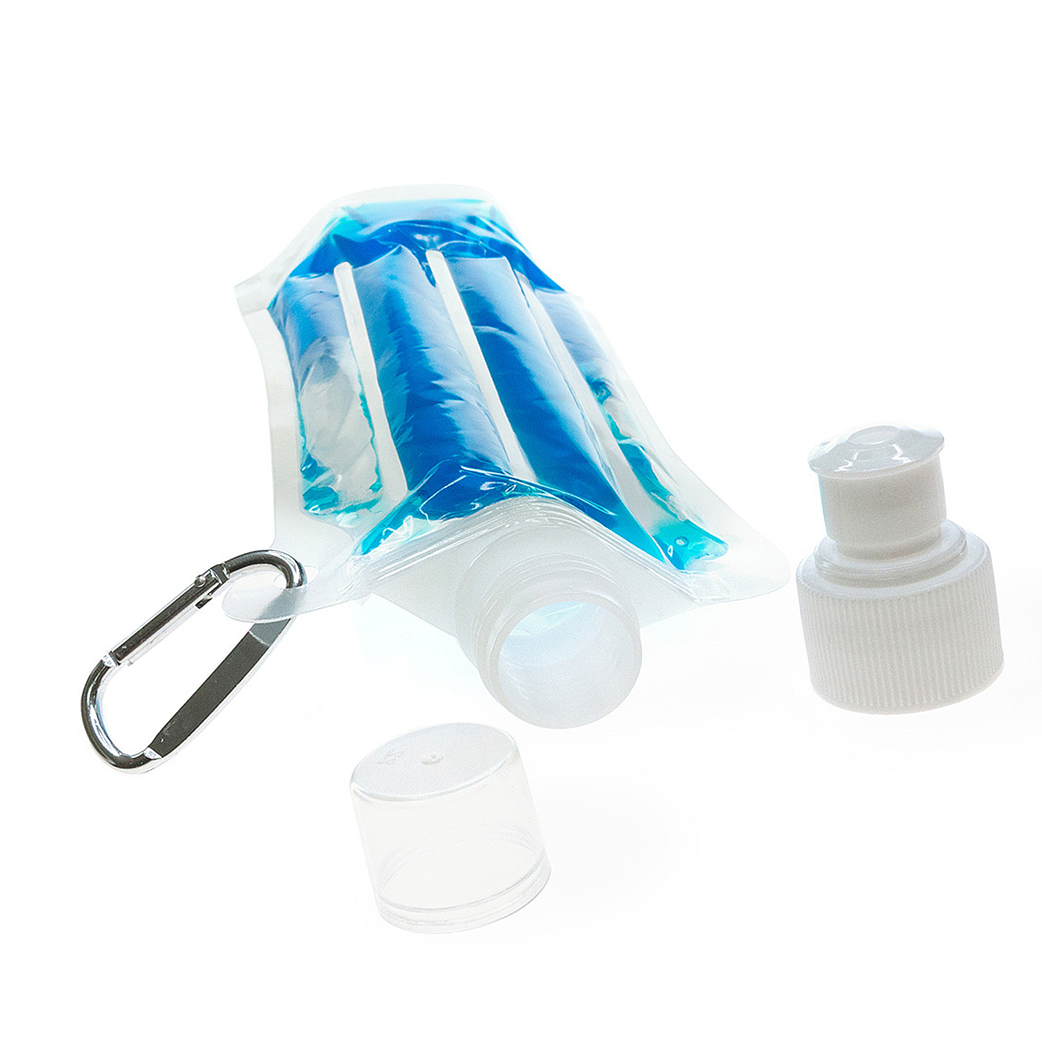 Una bottiglia d'acqua parzialmente trasparente con liquido blu, un moschettone argentato e diversi tappi bianchi su una superficie bianca.