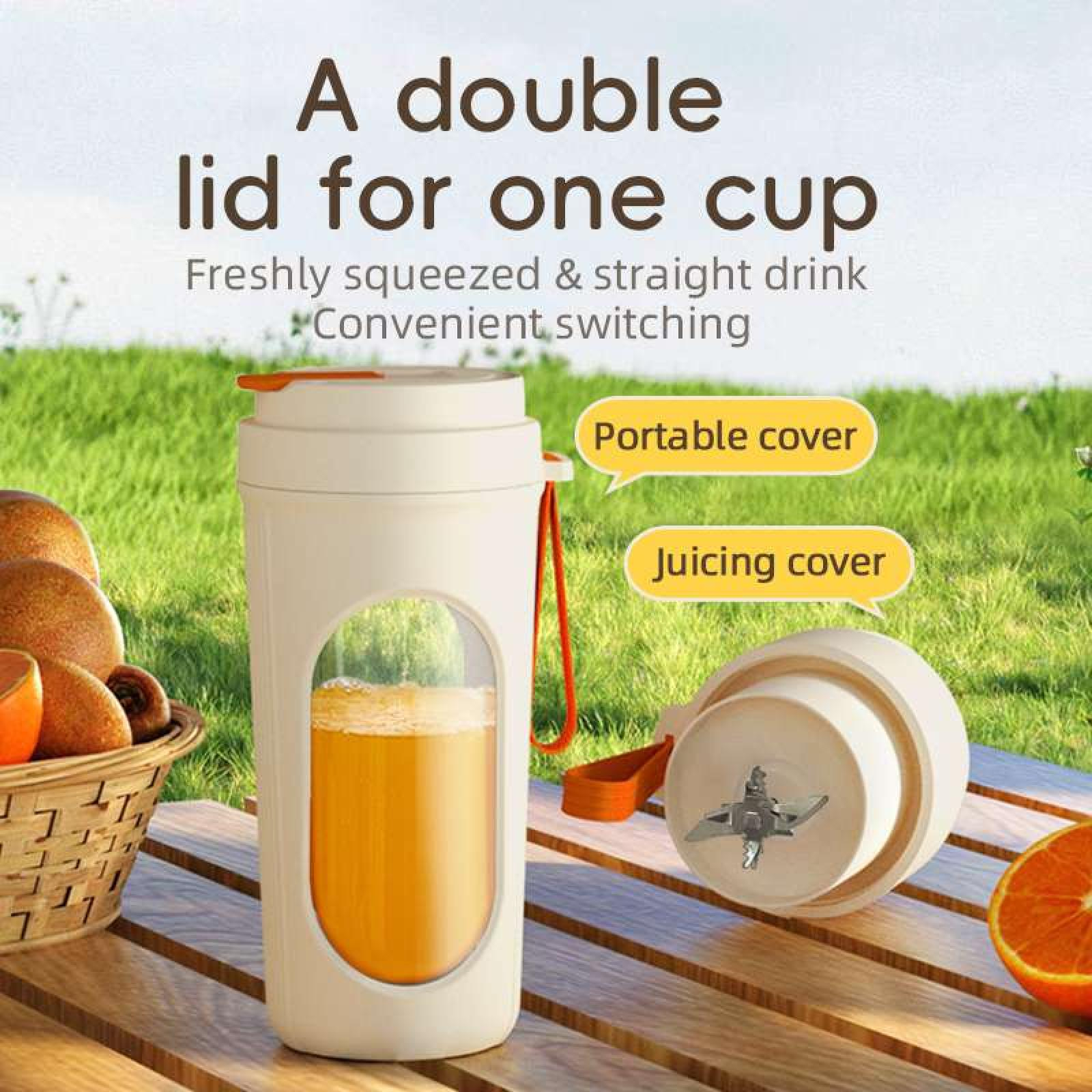 Ein weißer Becher mit Orangensaft und ein Mixerkopf. Auf einem Holztisch, mit Früchten und Gras im Hintergrund.
