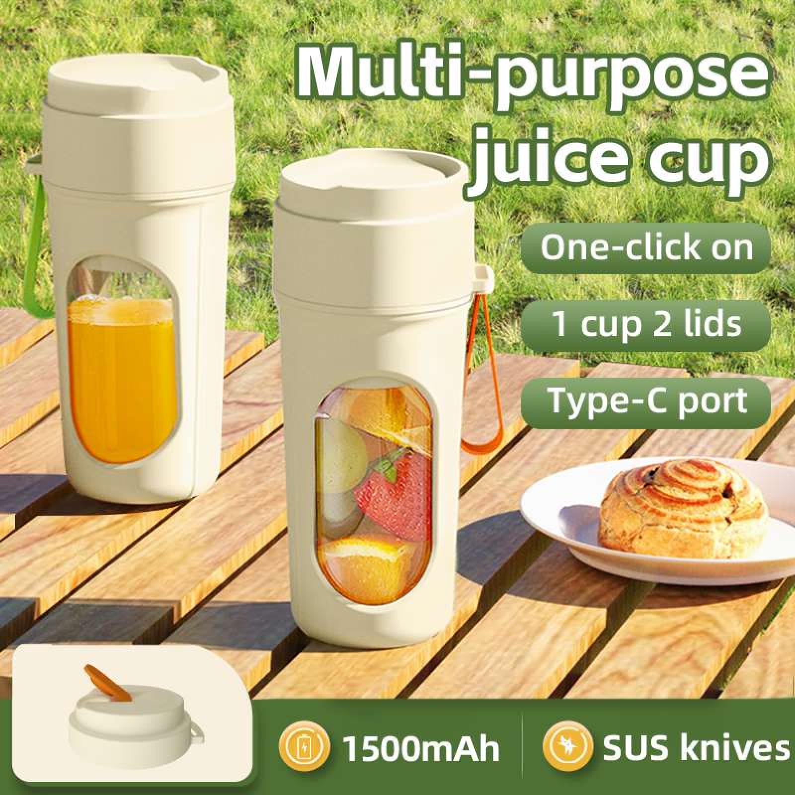 Zwei weiße Saftbecher, einer mit Orangensaft gefüllt, der andere mit Früchten. Ein Brötchen auf einem Teller. Grünes Gras im Hintergrund.