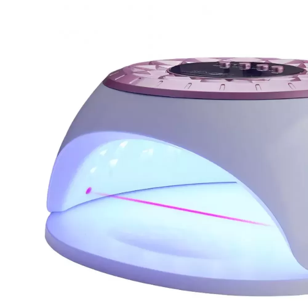 Eine weiße und rosa Nagellampe. Der Innenraum leuchtet blau, und ein pinkfarbener Laser ist sichtbar. Die Oberseite hat Knöpfe und ein Display.