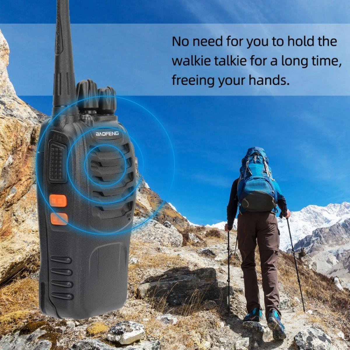 Eine Person wandert bergauf mit einem Rucksack. Ein Walkie-Talkie wird mit blauen Kreisen gezeigt. Der Text lautet: Ihre Hände frei machen.