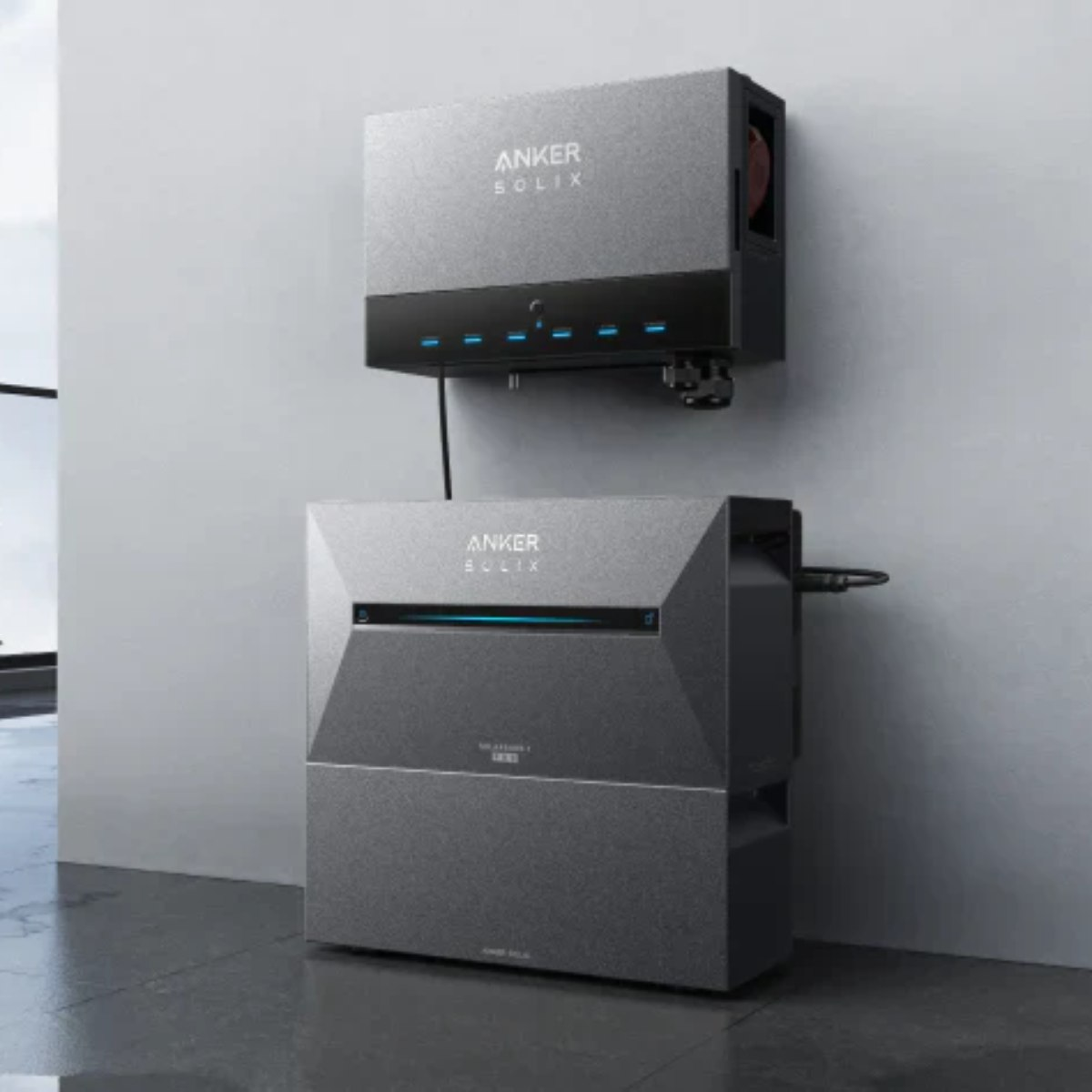 Zwei graue Anker Solix Energiespeichereinheiten an einer Wand. Das obere Gerät hat mehrere blaue Lichter.