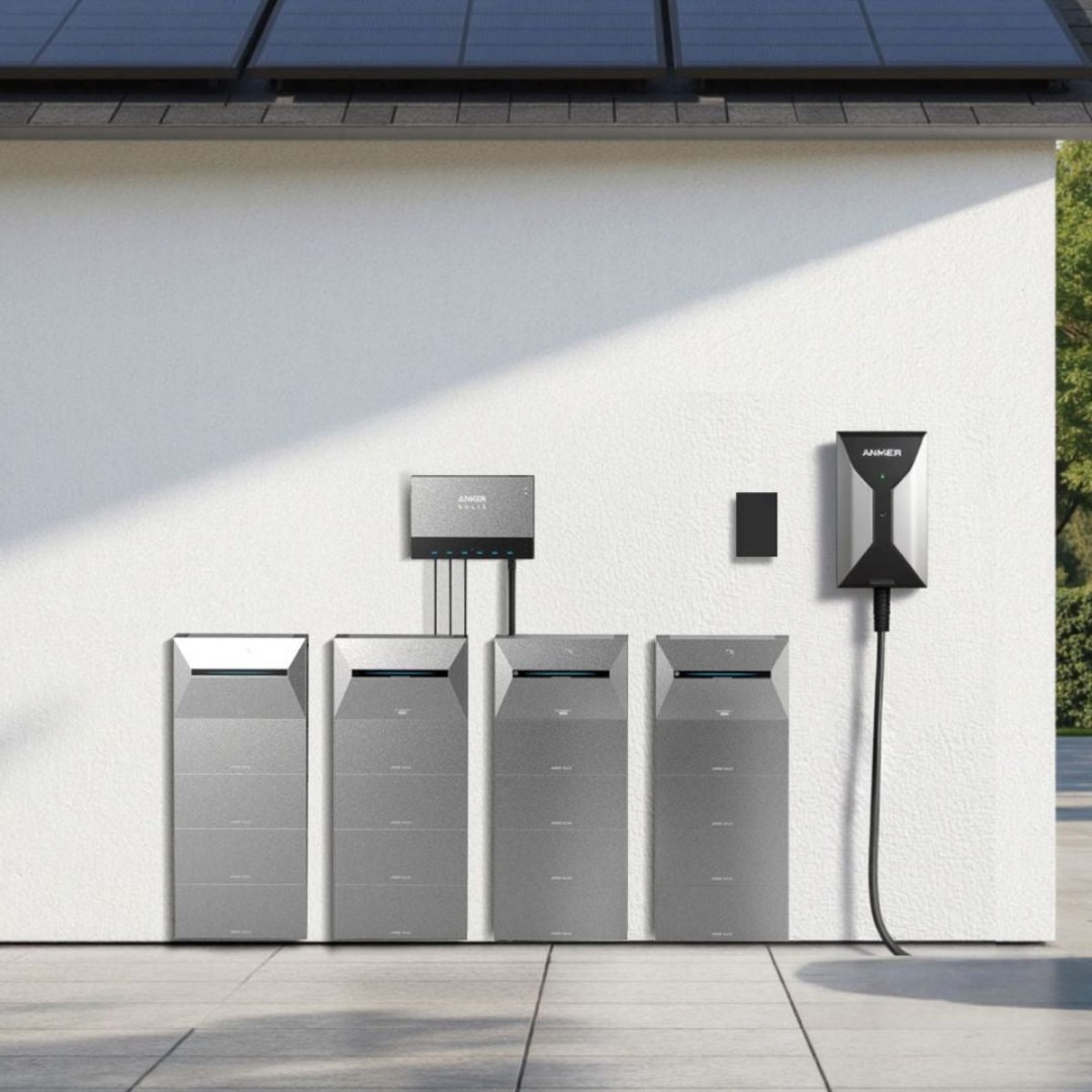 Eine weiße Wand mit Sonnenkollektoren, einem Anker-Ladegerät und grauen Batteriespeichern. Ein schwarzes Ladekabel hängt.