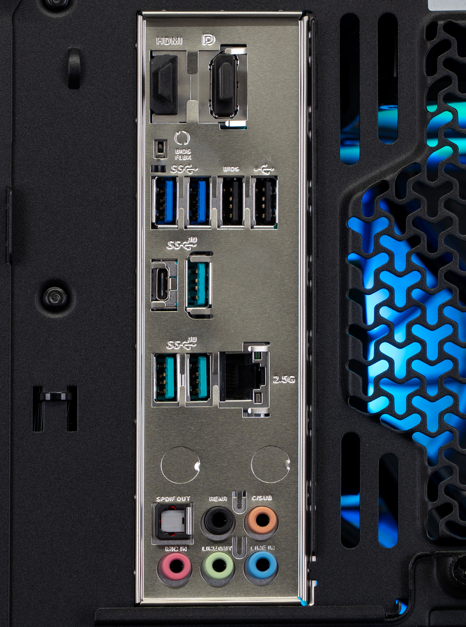 Pannello posteriore del computer con varie porte e connettori, tra cui HDMI, USB, jack audio e una porta Ethernet 2.5G. Luci blu sullo sfondo.