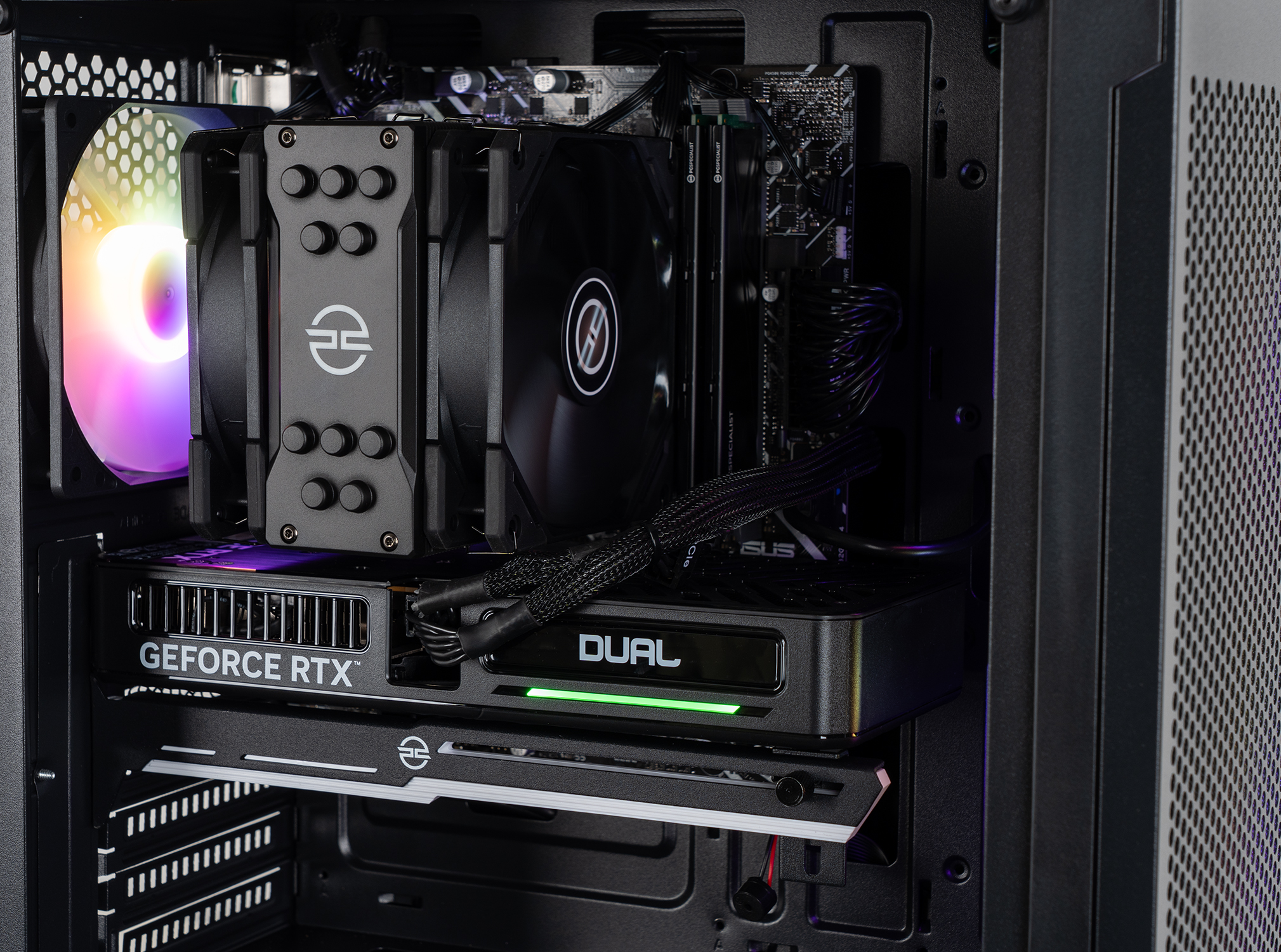 Binnenkant van een computerkast. CPU-koeler, GPU en andere componenten zijn zichtbaar. De kast heeft een zijpaneel van gaas.