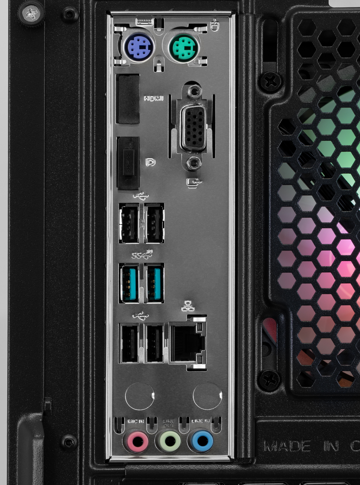 Close-up van het achterpaneel van een computer, met poorten voor randapparatuur, HDMI, USB en audio. Zwarte behuizing met honingraatrooster.