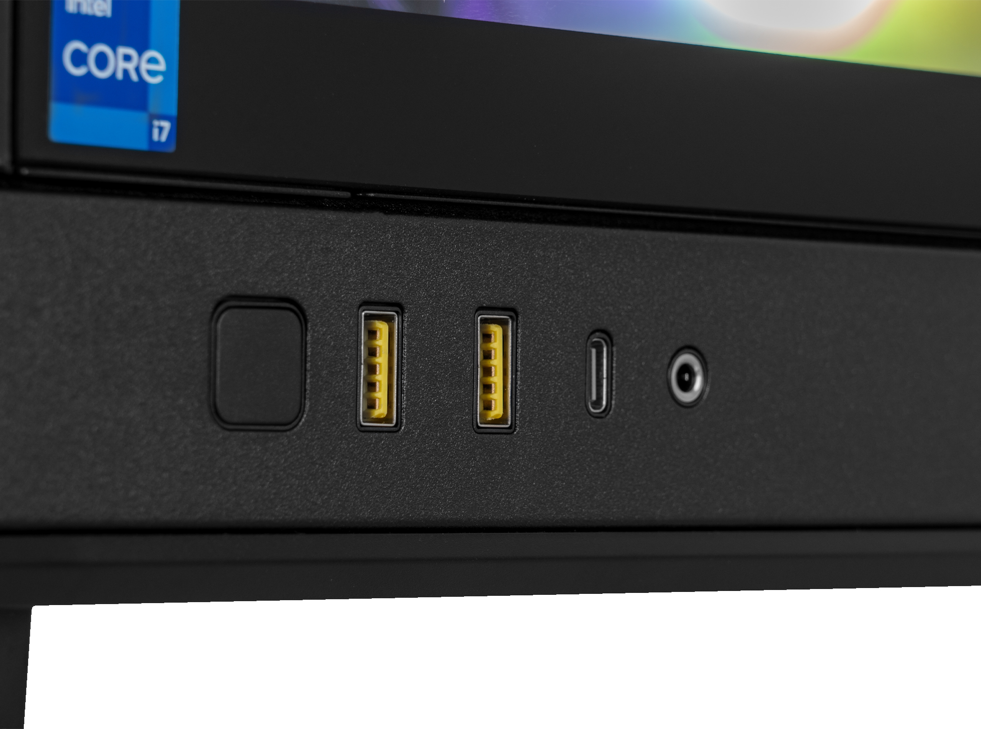 Primo piano di un dispositivo nero con porte: USB, USB-C e audio. Visibile un adesivo Intel Core i7.