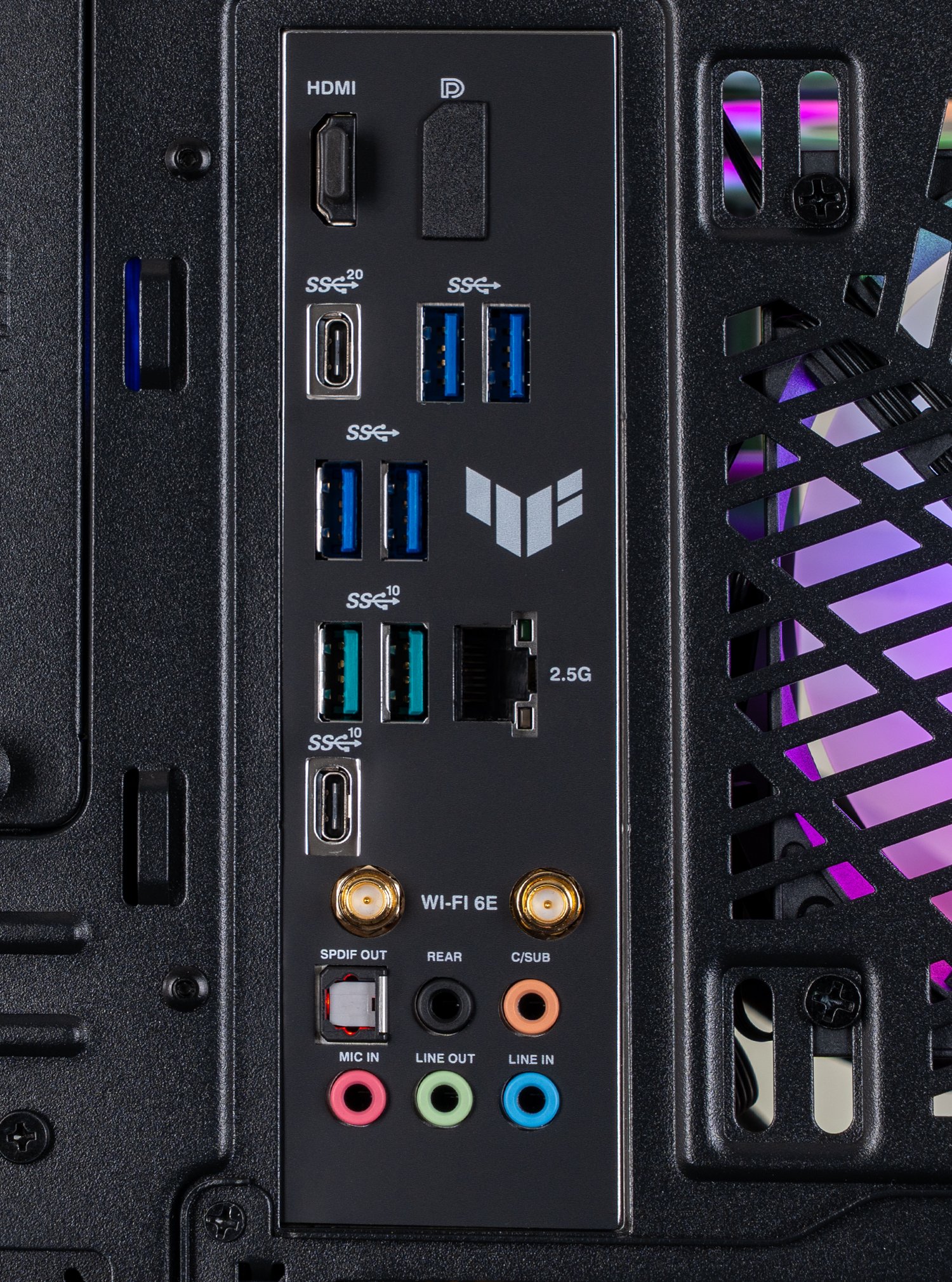 Pannello posteriore di un computer. Include porte HDMI, USB e audio. Dispone di connettività Wi-Fi 6E e 2.5G.