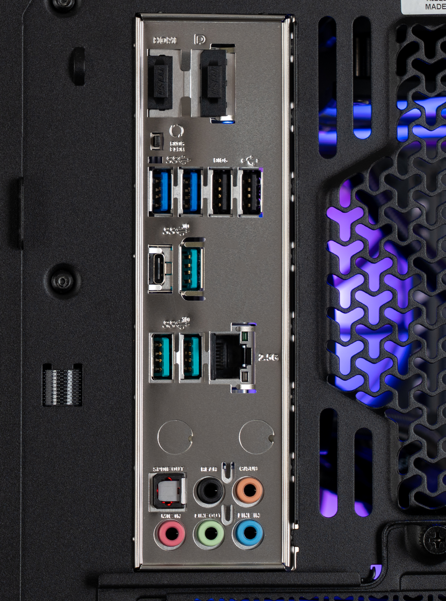 Primo piano del pannello posteriore di un computer con varie porte e connettori. Include USB, jack audio e porte di rete. Case nero con luci viola.