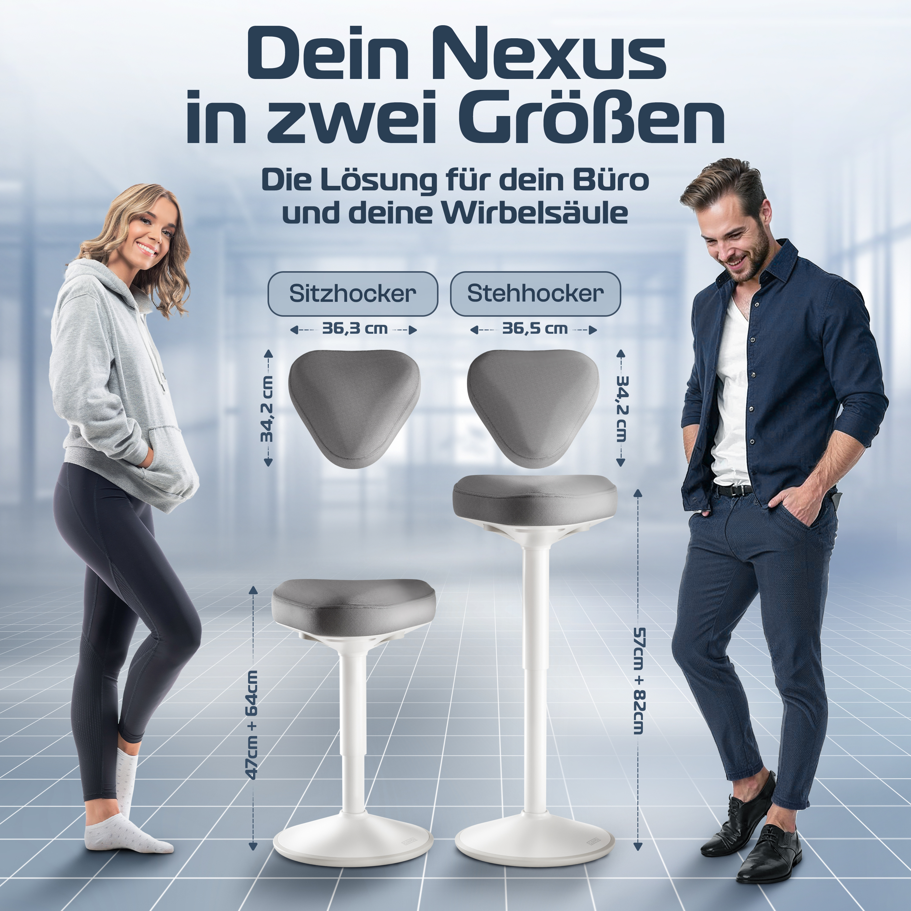 Das Bild zeigt zwei Personen mit zwei verschiedenen Hockern und Text auf Deutsch. Die Hocker sind grau und weiß.