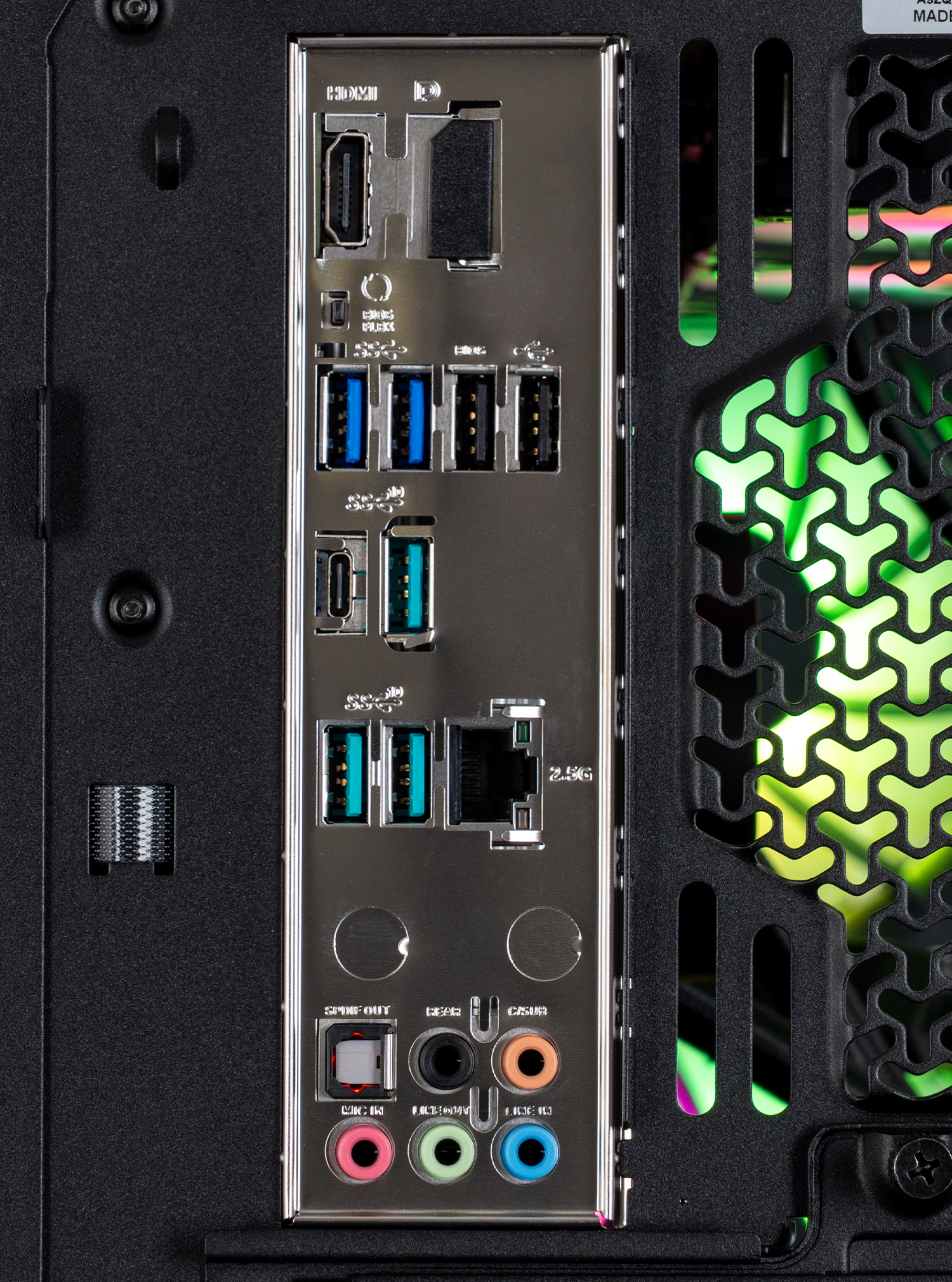 Een achterpaneel van een computer met diverse poorten, waaronder HDMI, USB, audio jacks en een Ethernetpoort, tegen een zwarte achtergrond.