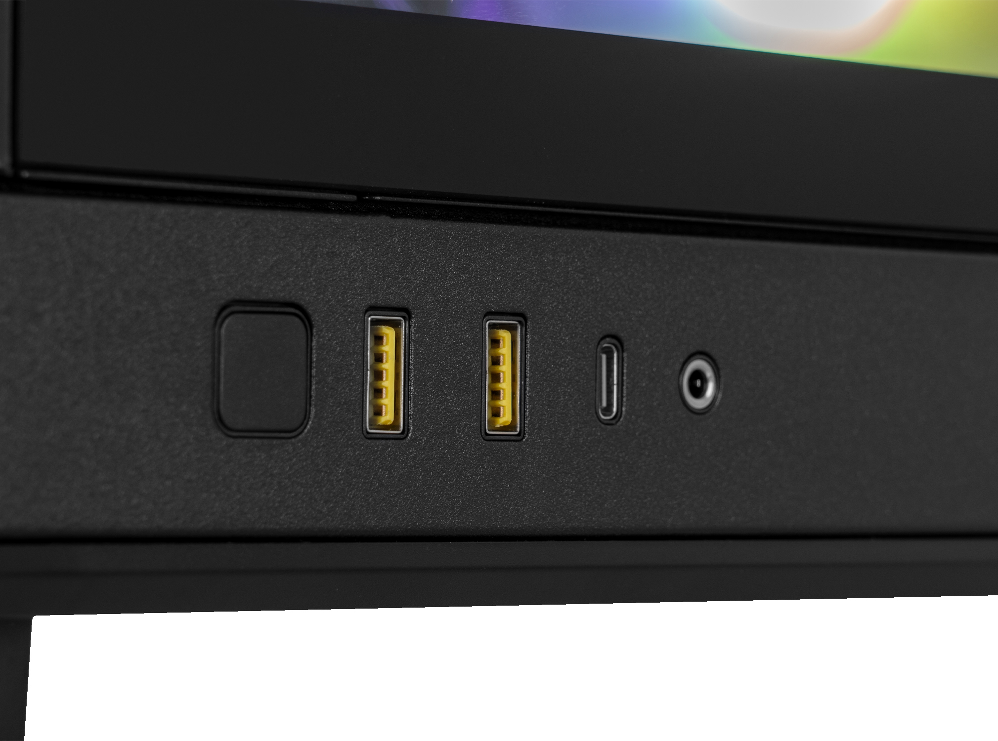 Primo piano del pannello di un dispositivo nero con porte: due USB, una USB-C, jack audio e pulsante di accensione. Sfondo bianco.