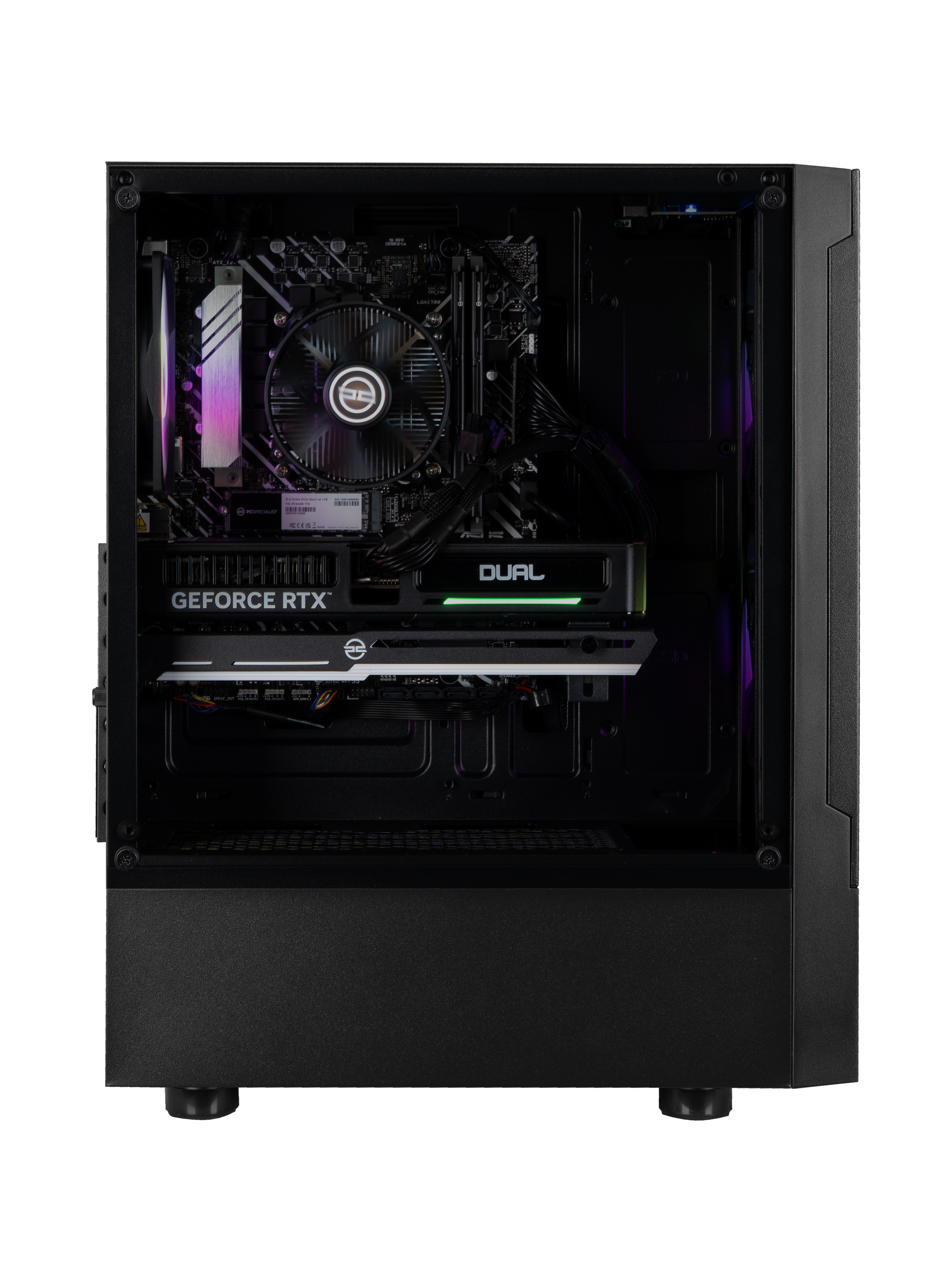 Een zwarte pc-kast toont interne componenten zoals een grafische kaart, CPU-koeler en moederbord. De kast staat op een witte achtergrond.