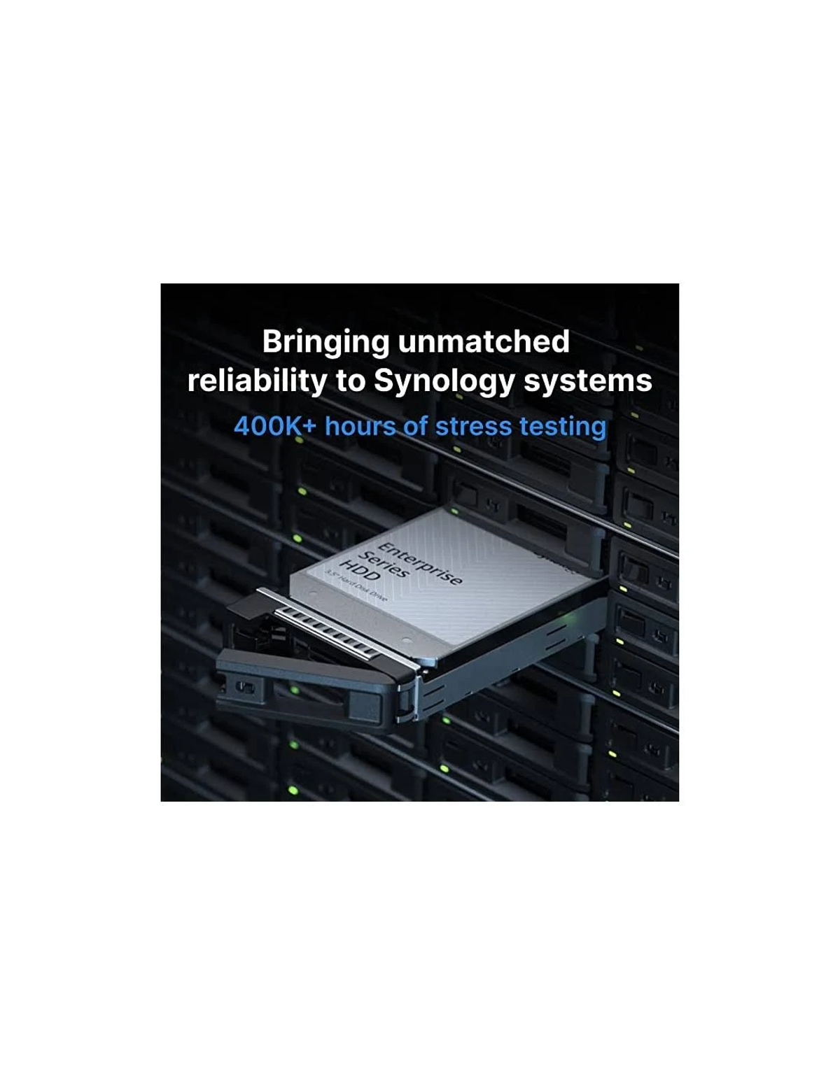 Dysk twardy Enterprise Series w szafie serwerowej. Tekst: 'Zapewnia niezrównaną niezawodność systemom Synology' i '400K+ godzin testów obciążeniowych'.