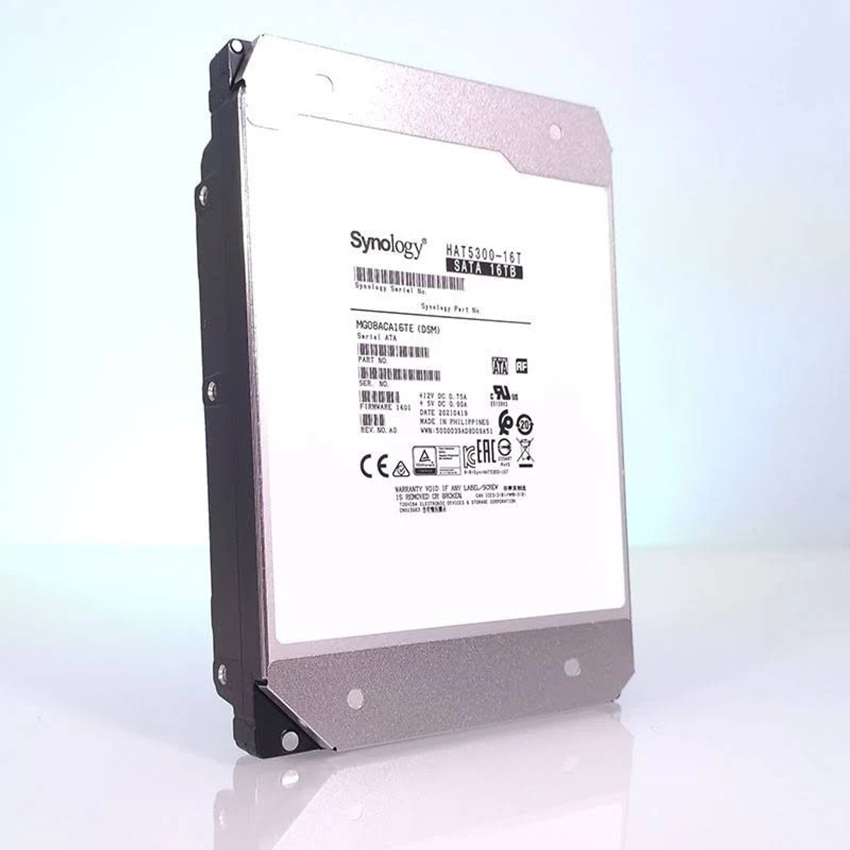 Widoczny jest dysk twardy Synology HAT5300-16T SATA 16TB. Etykieta wyświetla różne specyfikacje, numery części i certyfikaty.