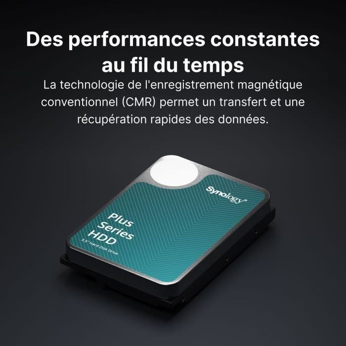 Dysk twardy z tekstem: Plus Series HDD. Tekst po francusku na górze, logo Synology i ciemne tło.