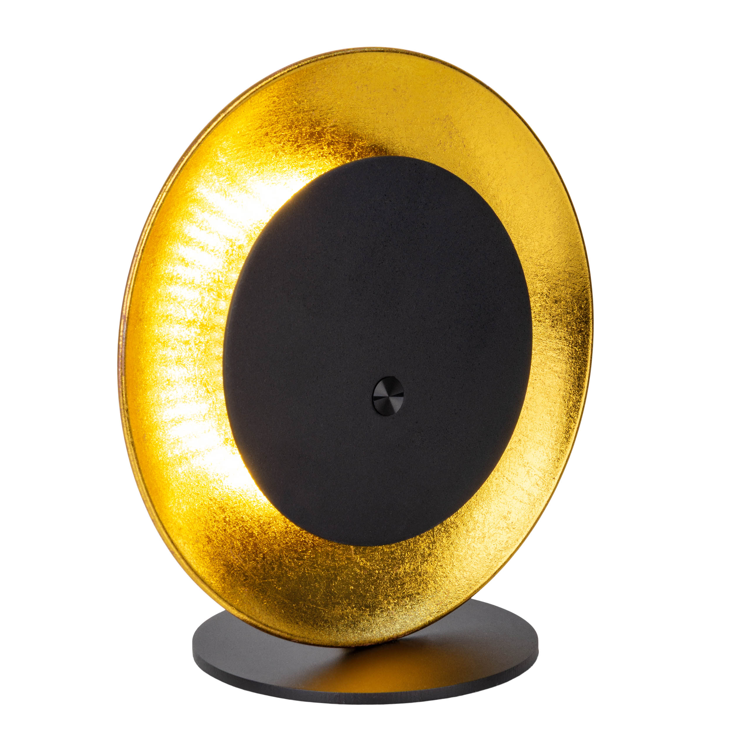 Moderne Lampe mit goldfarbenem, kreisförmigem Schirm, schwarzer Innenscheibe und schwarzem Sockel auf weißem Grund.