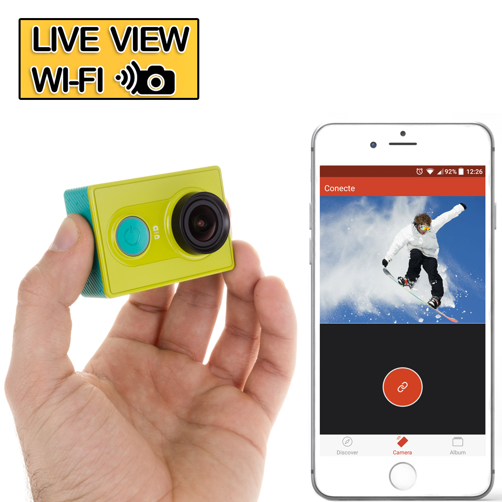 Una mano sostiene una cámara de acción verde. Un teléfono muestra un esquiador. Arriba, el texto dice 'LIVE VIEW WI-FI'.