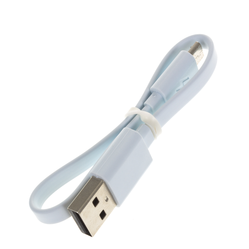 Ein weißes USB-Kabel mit einem Micro-USB-Anschluss und einem Standard-USB-Anschluss, gebündelt mit einem weißen Bindfaden, vor weißem Hintergrund.