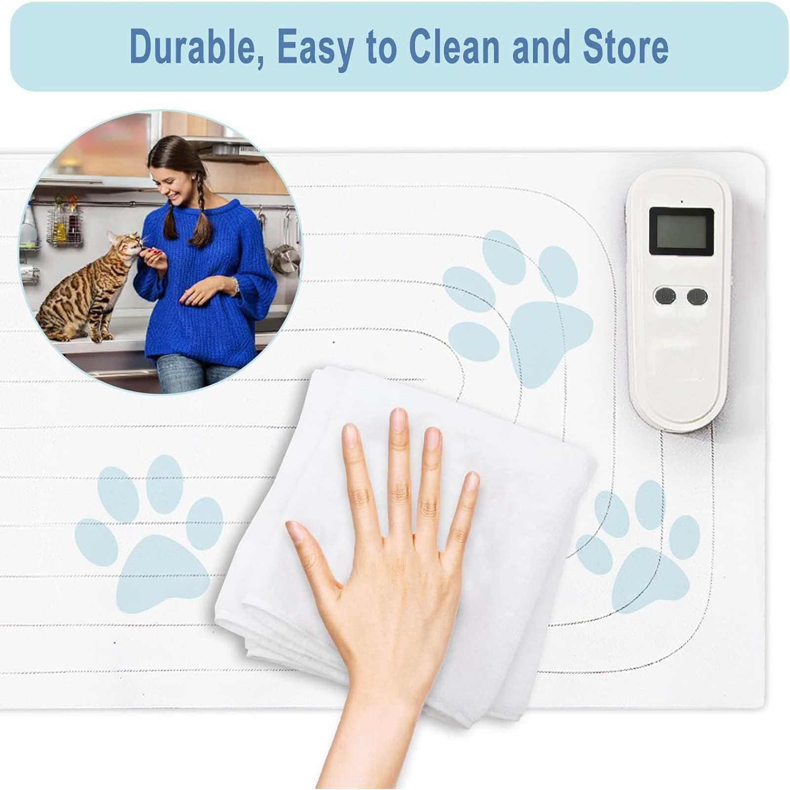 Eine Frau mit Katze in einer Küchenszene, eine Hand, die ein Tuch hält, und ein Gerät auf einer weißen Oberfläche mit Pfotenabdrücken.
