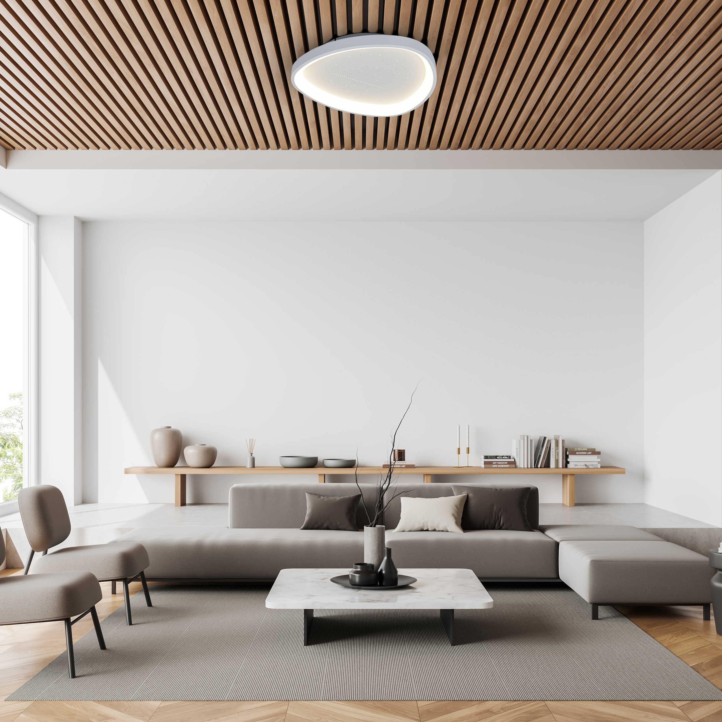 Modernes Wohnzimmer mit Holzdecke, Sofa, Couchtisch und Stühlen. Leuchten und Dekoration sind ebenfalls vorhanden.