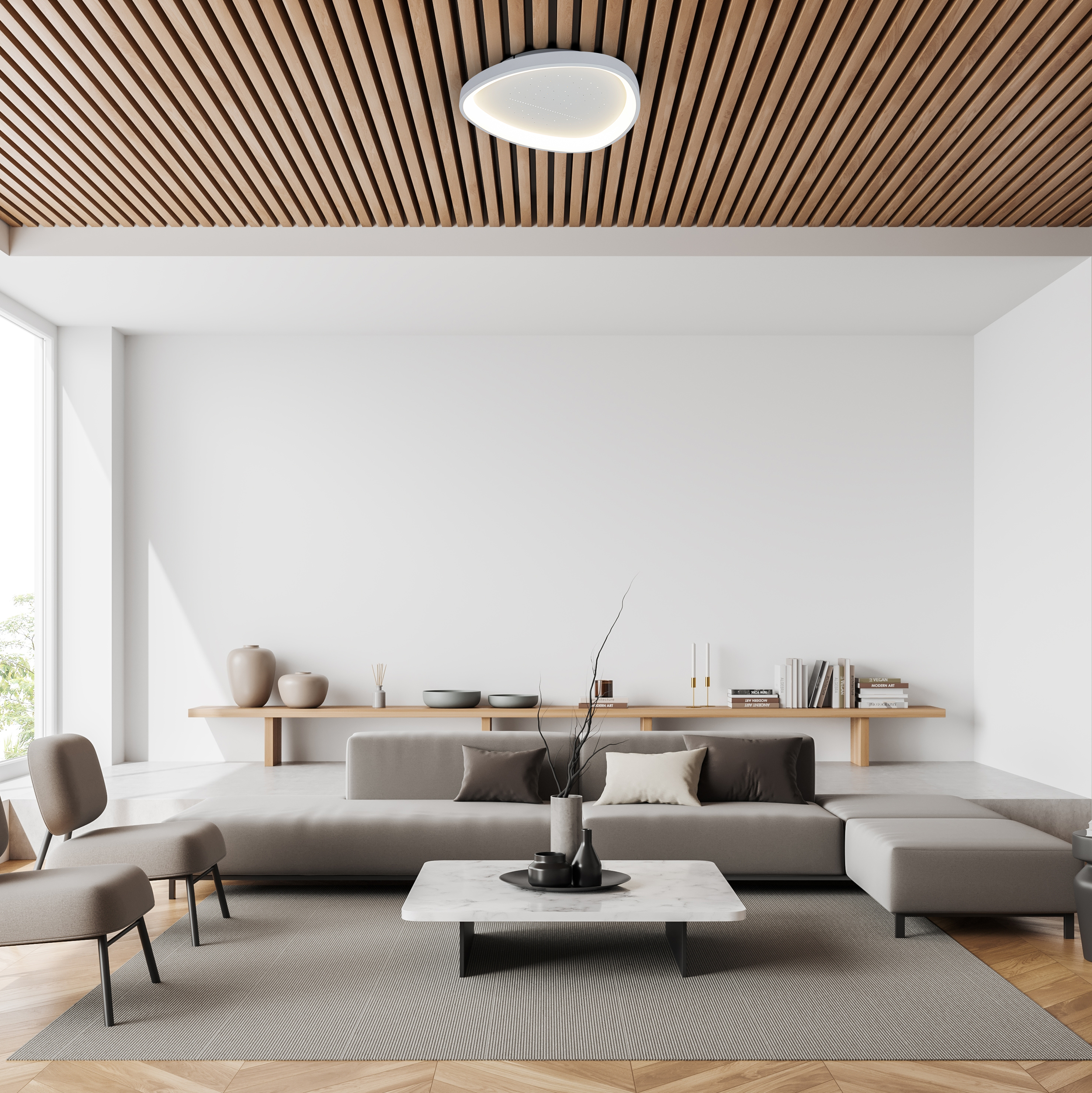 Wohnzimmer mit grauem Sofa, Stühlen, Couchtisch, Teppich, Holzdecke und großem Fenster. Die Szene ist hell.