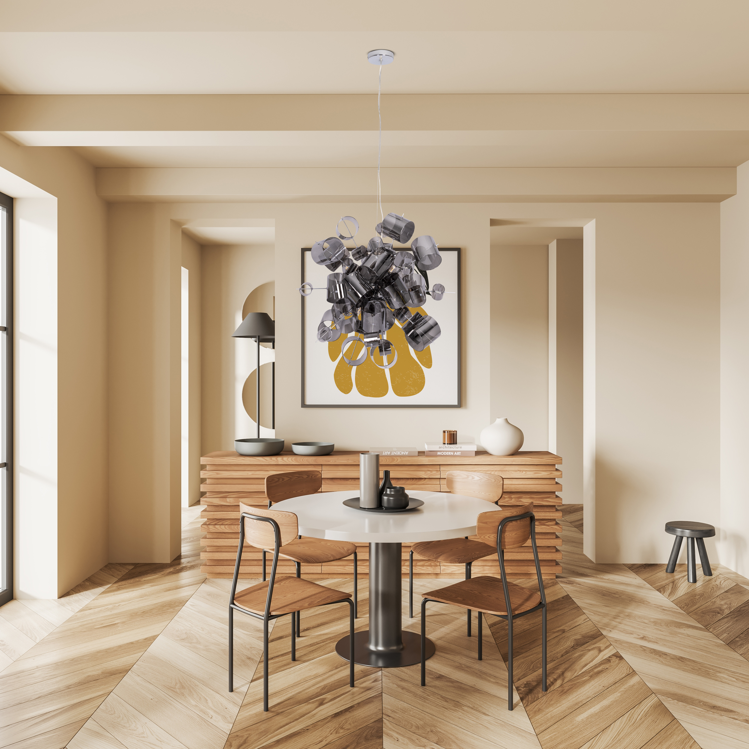 Esszimmer mit Kronleuchter, Tisch und Stühlen. Holzboden und Holzschrank. Kunstwerk an der Wand.