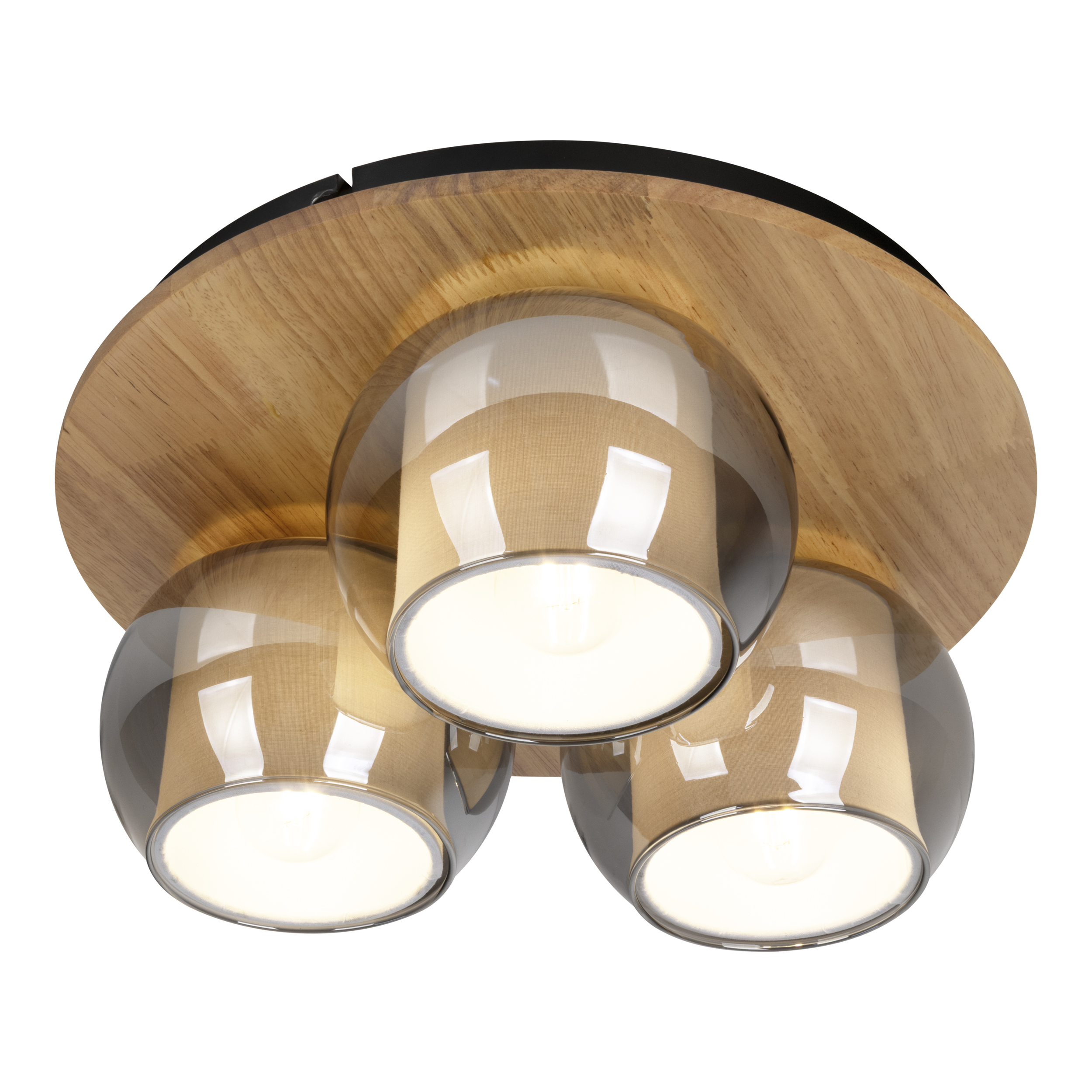 Deckenleuchte mit drei Glasschirmen und Holzsockel. Die Schirme haben einen beigen Stoff und das Licht ist an.