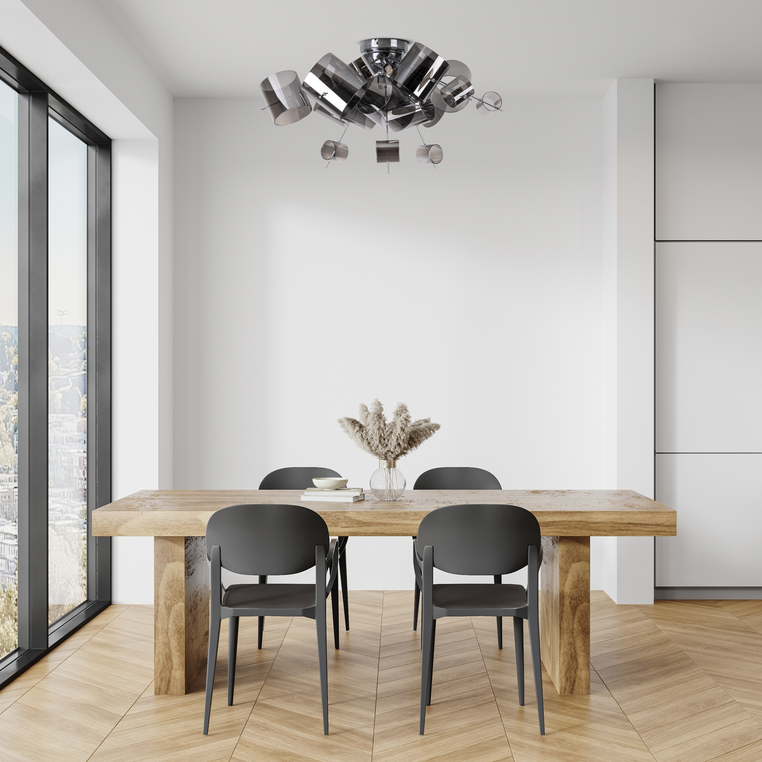 Ein Esszimmer mit Holztisch und Stühlen. Ein großes Fenster mit Stadtblick. Eine dekorative Deckenleuchte hängt oben.