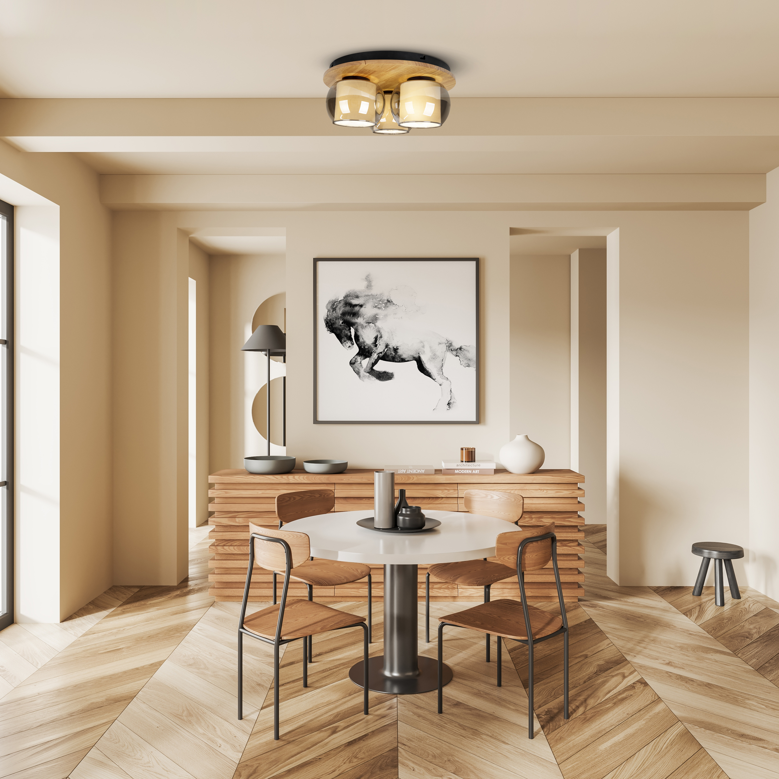 Ein Esszimmer mit rundem Tisch, Stühlen, Holzschrank und einem Schwarz-Weiß-Pferdebild an der Wand.