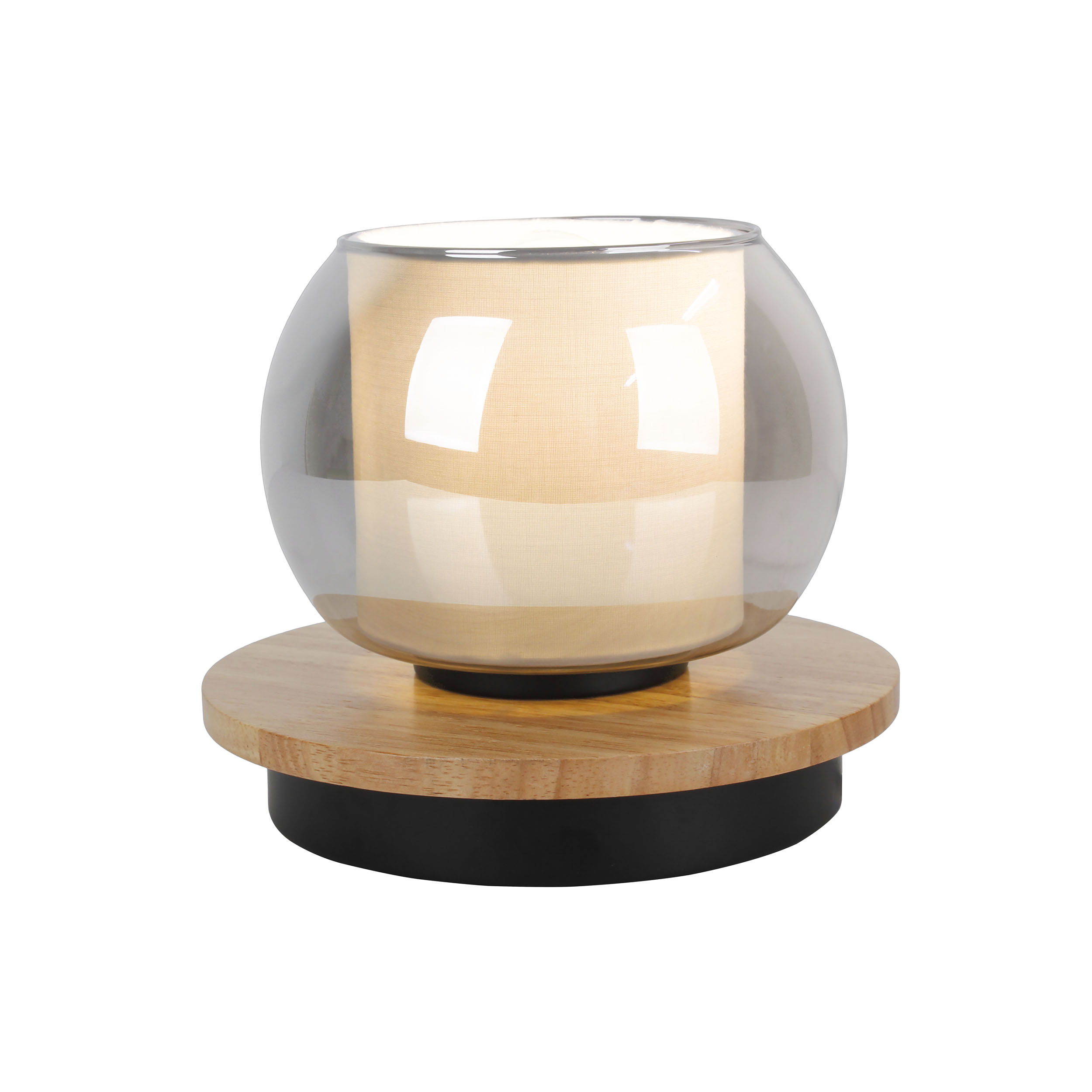 Eine moderne Tischlampe mit kugelförmigem Glasschirm über hellem Stoff, auf Holzsockel.