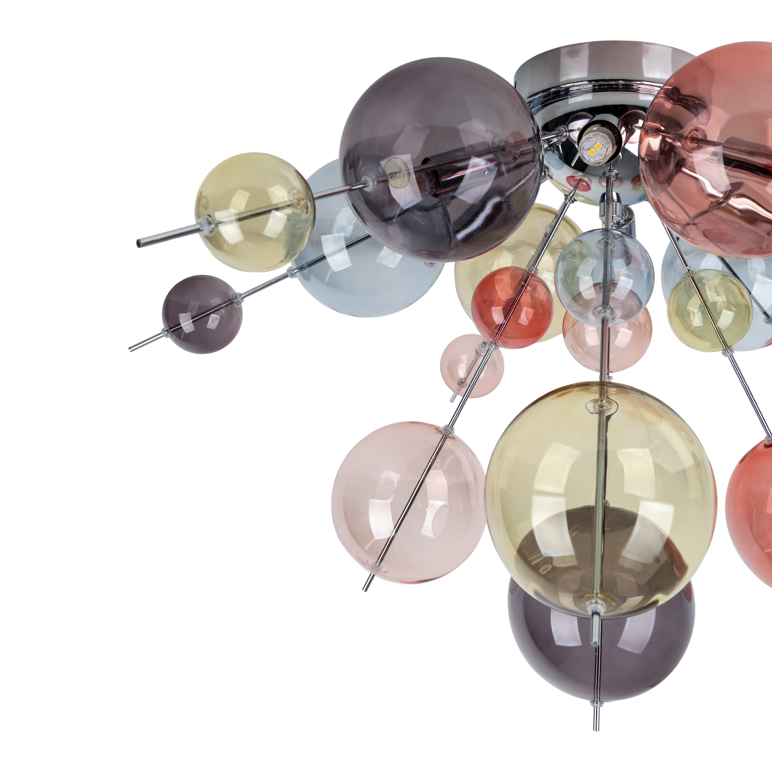Eine moderne Pendelleuchte mit bunten Glaskugeln: pink, gelb, blau und braun, an silbernen Stäben befestigt.