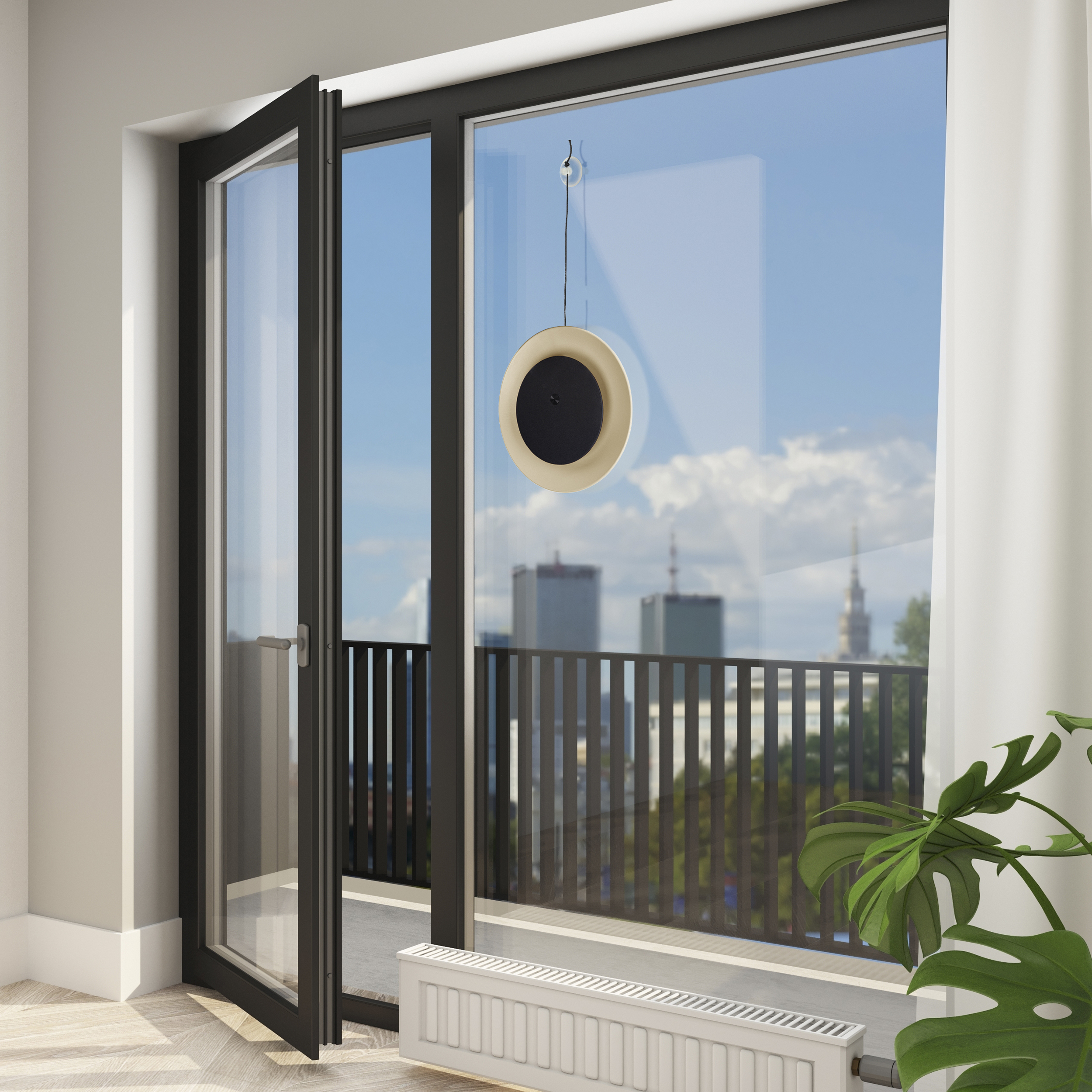 Ein Raum mit großem Fenster. Ein rundes Objekt hängt. Draußen ist eine Skyline zu sehen. Rechts ist eine Pflanze.