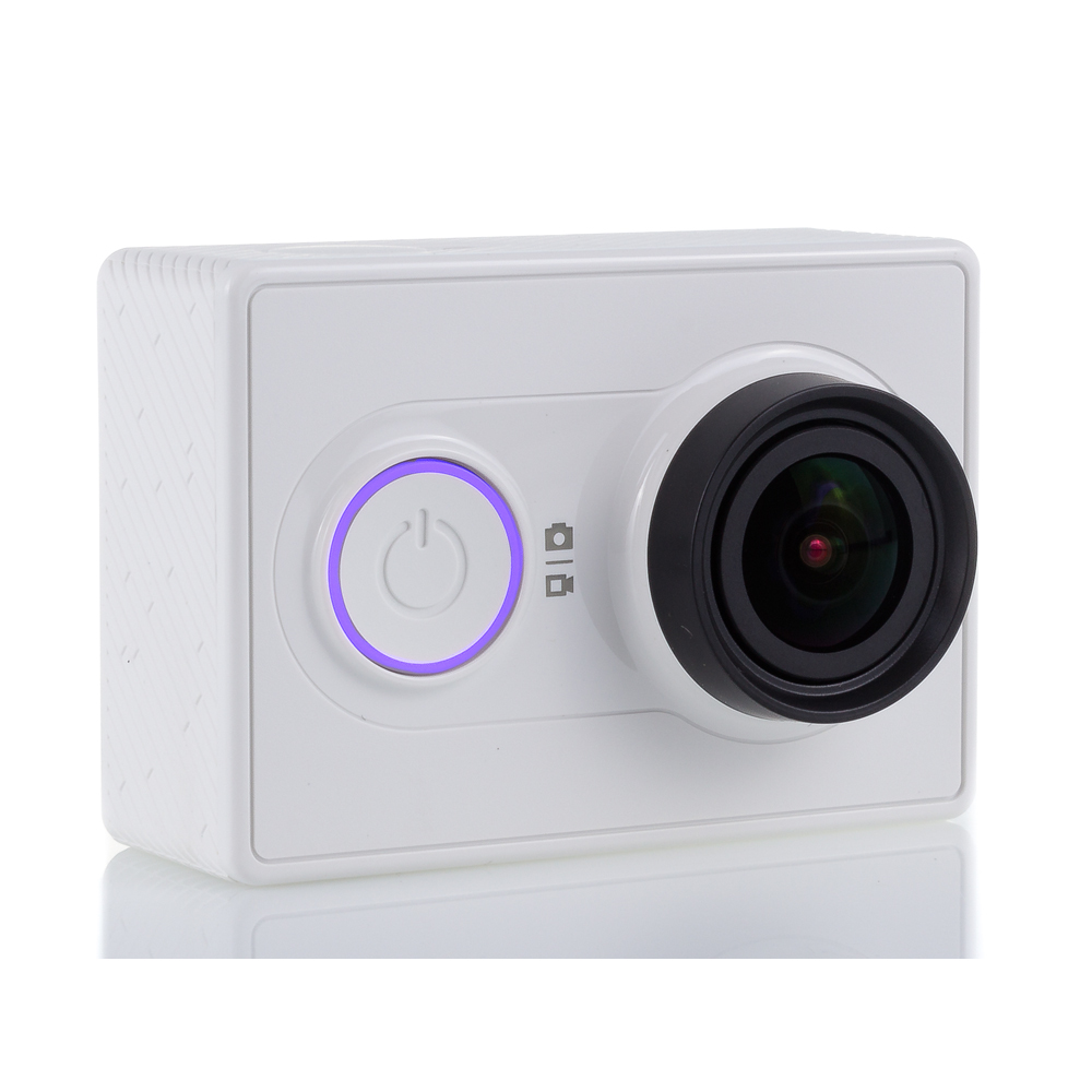 Eine weiße Action-Kamera auf weißer Oberfläche. Sie hat ein Objektiv, einen Ein- / Aus-Schalter mit violettem Licht und eine Batterieanzeige.