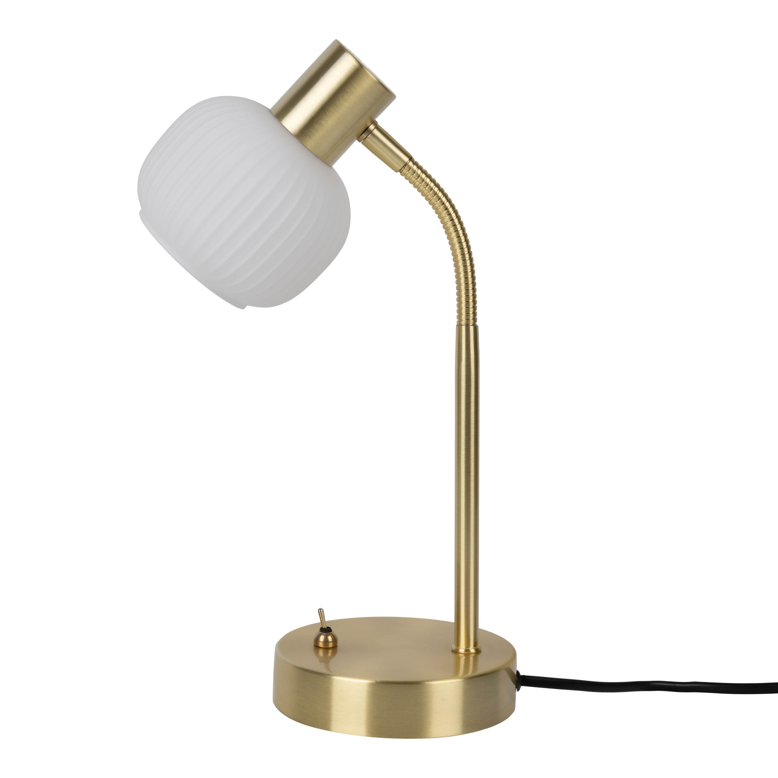 Eine Messing-Schreibtischlampe mit weißem, geripptem Lampenschirm. Die Lampe hat einen flexiblen Hals und ein schwarzes Netzkabel.