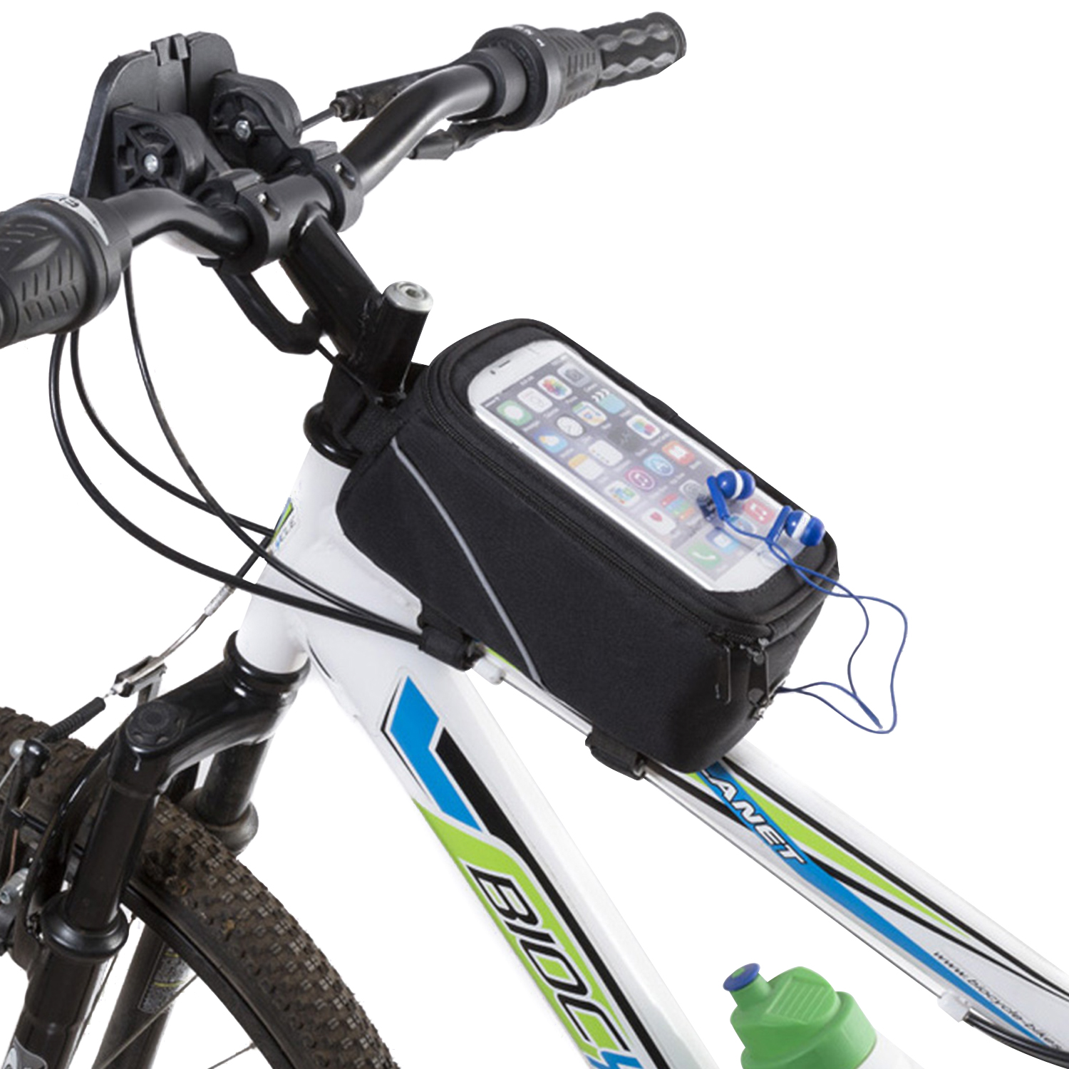 Bicicletta nera con supporto per telefono sul telaio. Smartphone con auricolari nel supporto. Una bottiglia d'acqua è visibile.